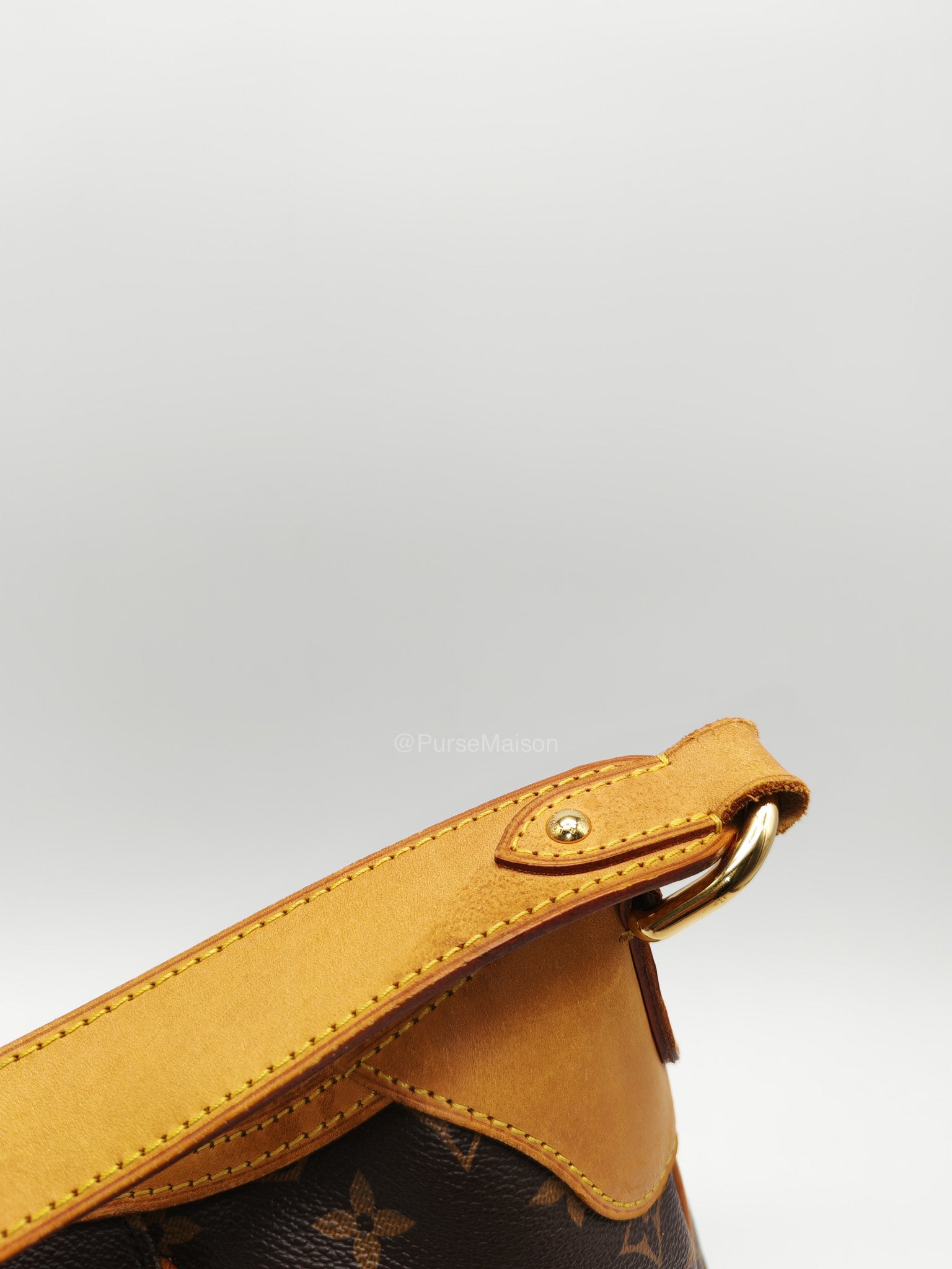 Louis Vuitton Thames GM Handbag in Monogram Canvas and Gold Hardware (Datecode: AR3140)