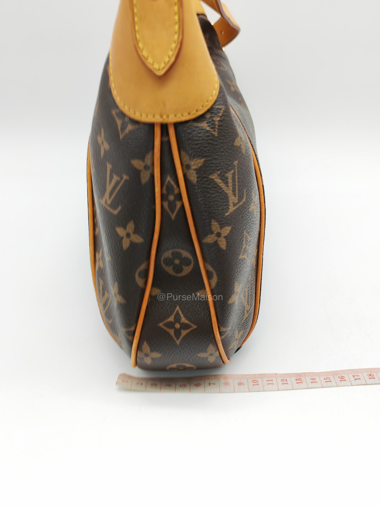 Louis Vuitton Thames GM Handbag in Monogram Canvas and Gold Hardware (Datecode: AR3140)