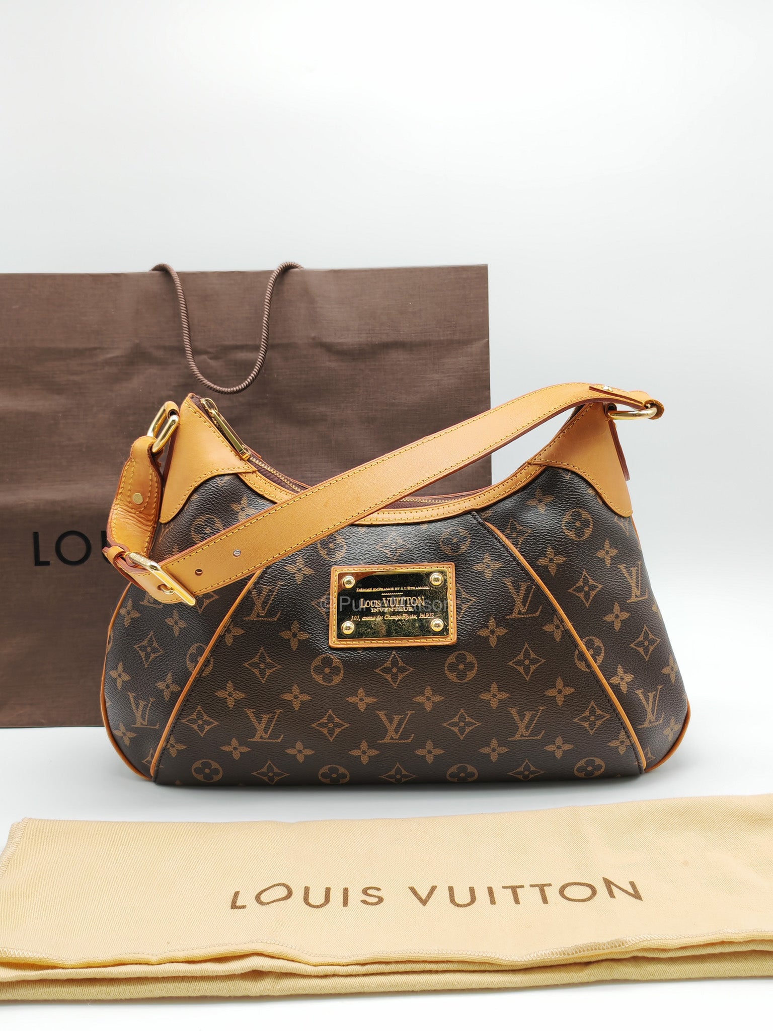 Louis Vuitton Thames GM Handbag in Monogram Canvas and Gold Hardware (Datecode: AR3140)