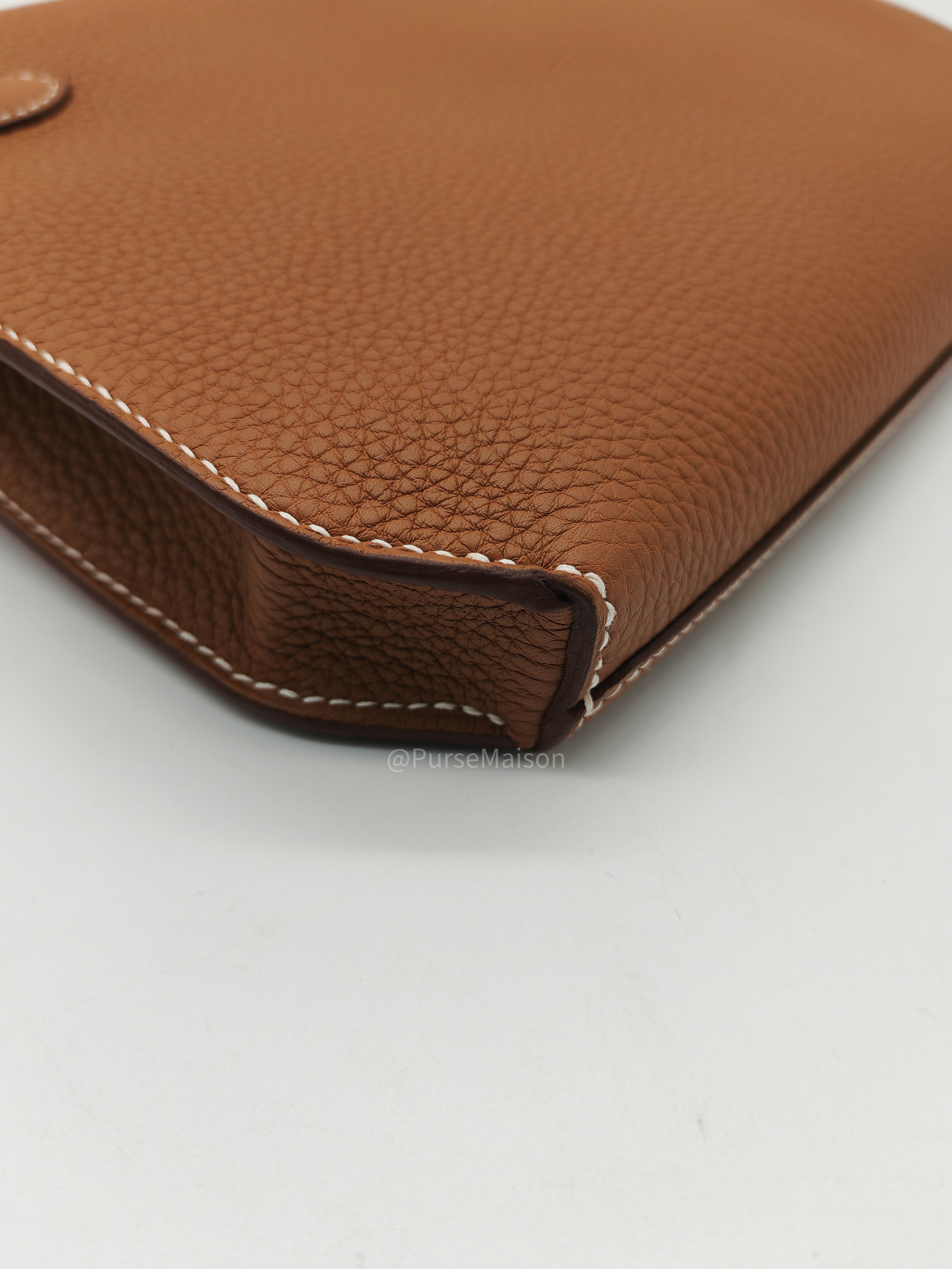 Hermes Kelly Depeches 25 Pouch in Gold Togo Leather and Palladium Hardware Stamp B (2023)