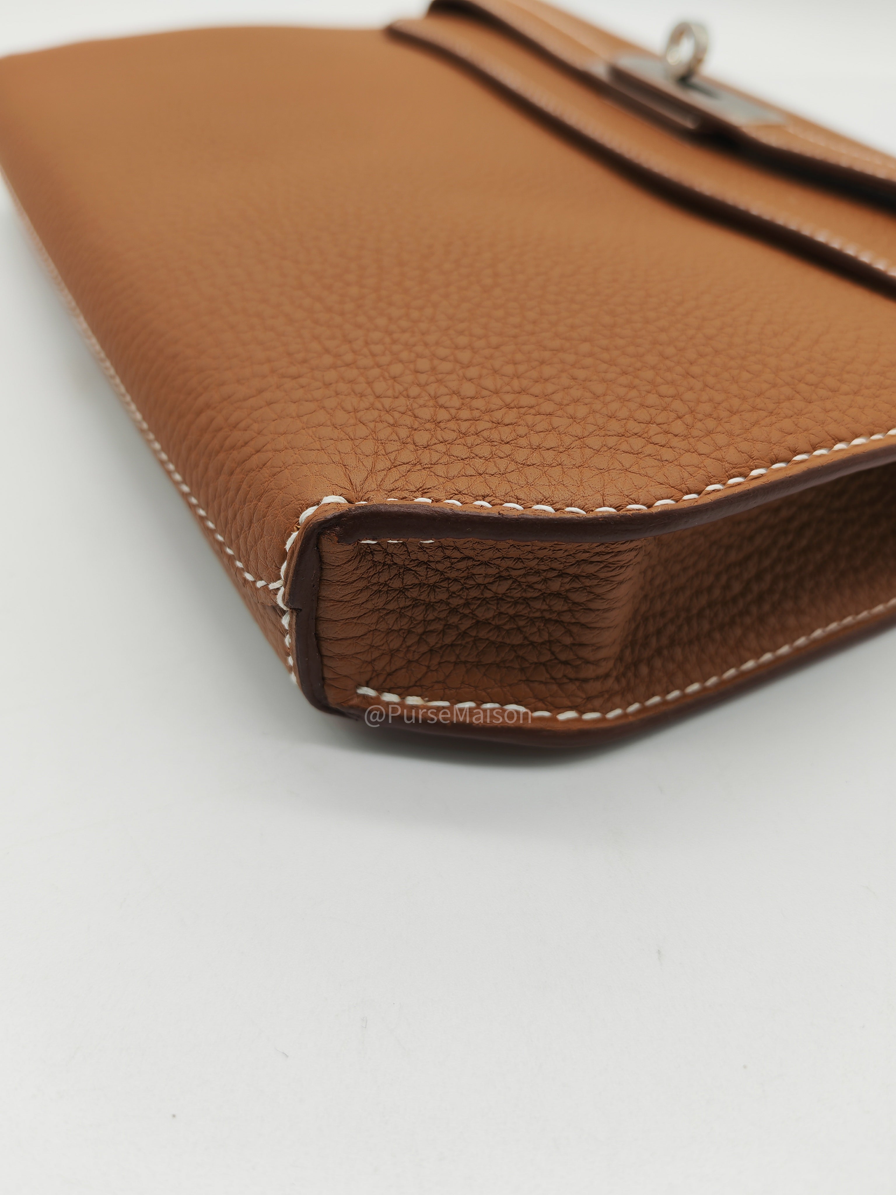 Hermes Kelly Depeches 25 Pouch in Gold Togo Leather and Palladium Hardware Stamp B (2023)