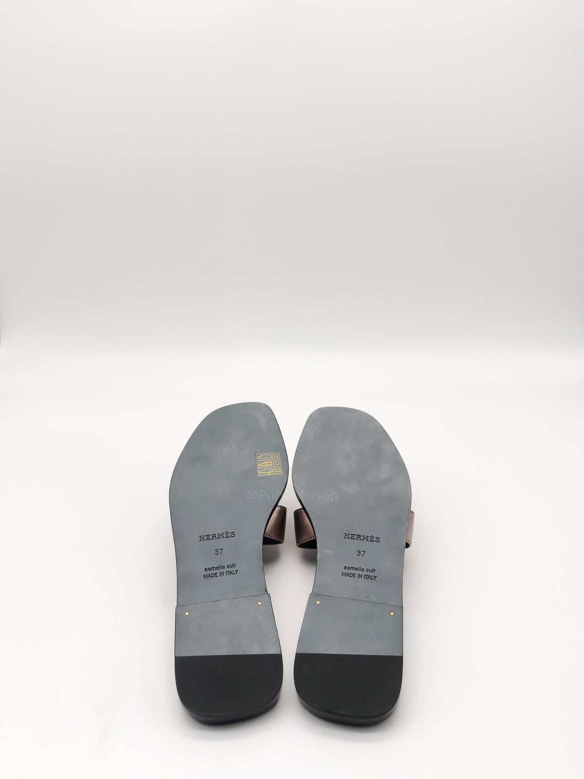 Hermes Oran Sandals in Champagne Metallic Chevre Matallisee Leather Size 37 EU (23.5 cm)