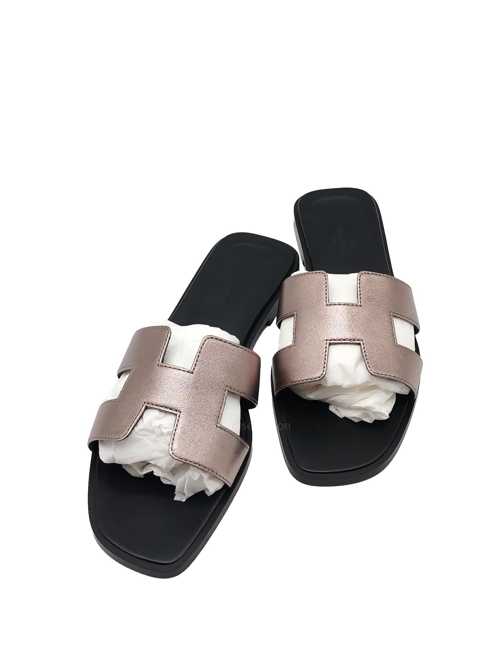 Hermes Oran Sandals in Champagne Metallic Chevre Matallisee Leather Size 37 EU (23.5 cm)