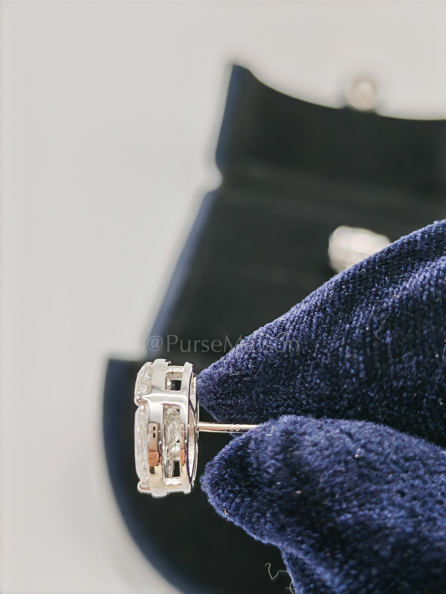 18k 6.42gms. 5.17cts. VS1 to VVS1 (Clarity) E to H (Color) Natural Diamond White Gold Earrings