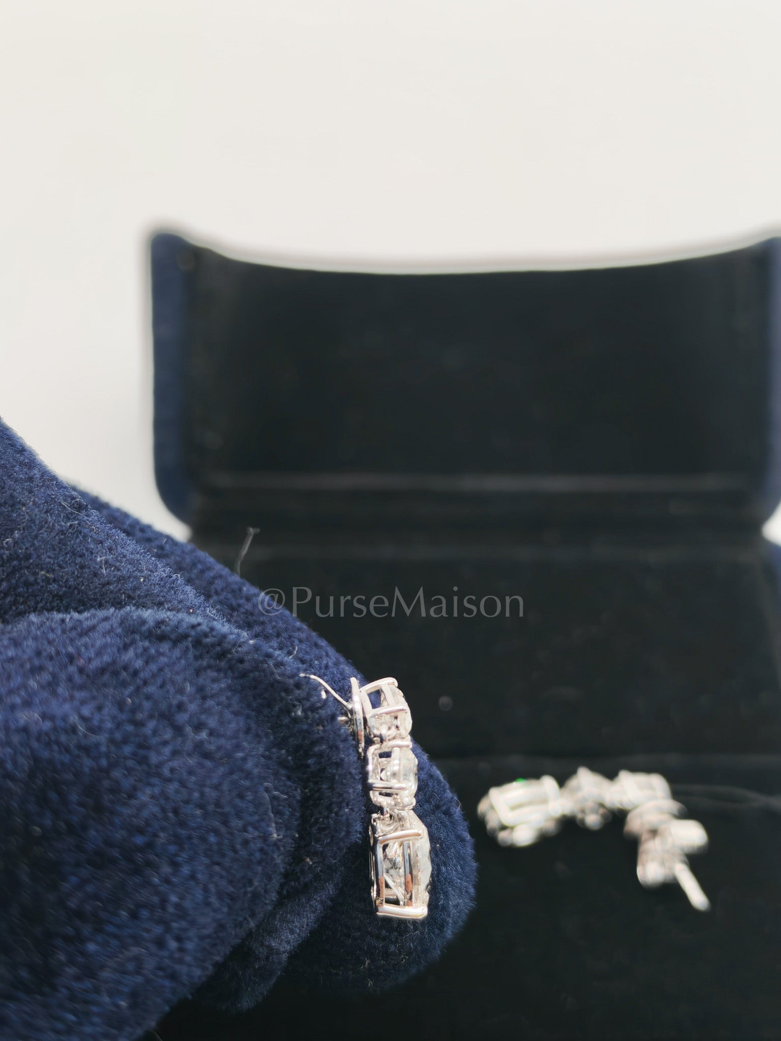 18k 2.37gms 2.17cts VS1 to VVS1 (Clarity) E to H (Color) Natural Diamond White Gold Earrings