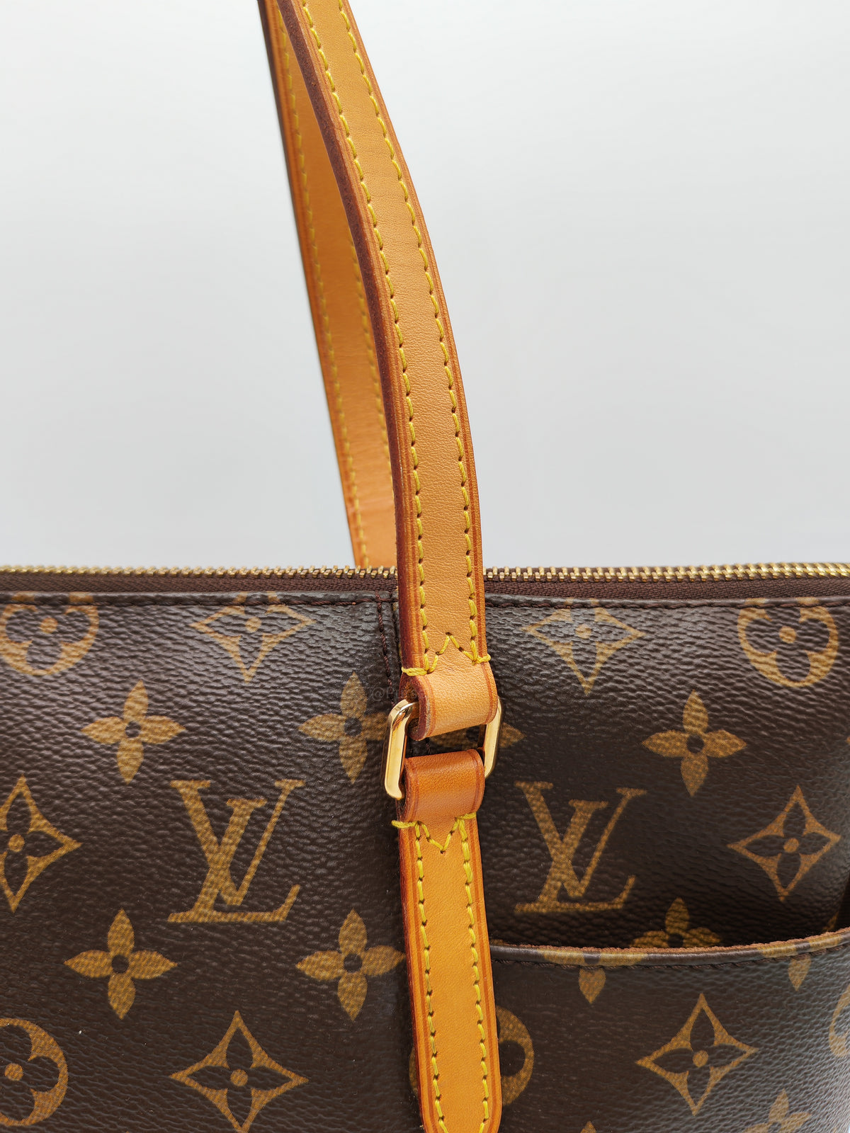 Louis Vuitton Totally PM Shoulder Bag in Monogram Canvas and Gold Hardware (Datecode: DU3175)