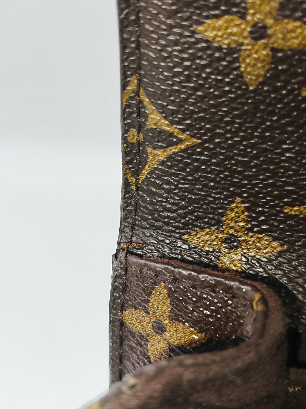 Louis Vuitton Pochette Metis in Monogram Canvas and Gold Hardware (Datecode: DR2173)