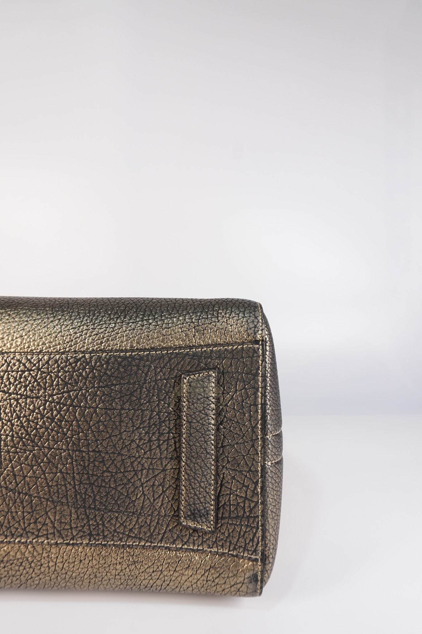 Antigona Medium in Metallic Gold Pebbled Calfskin Leather | Purse Maison Luxury Bags Shop