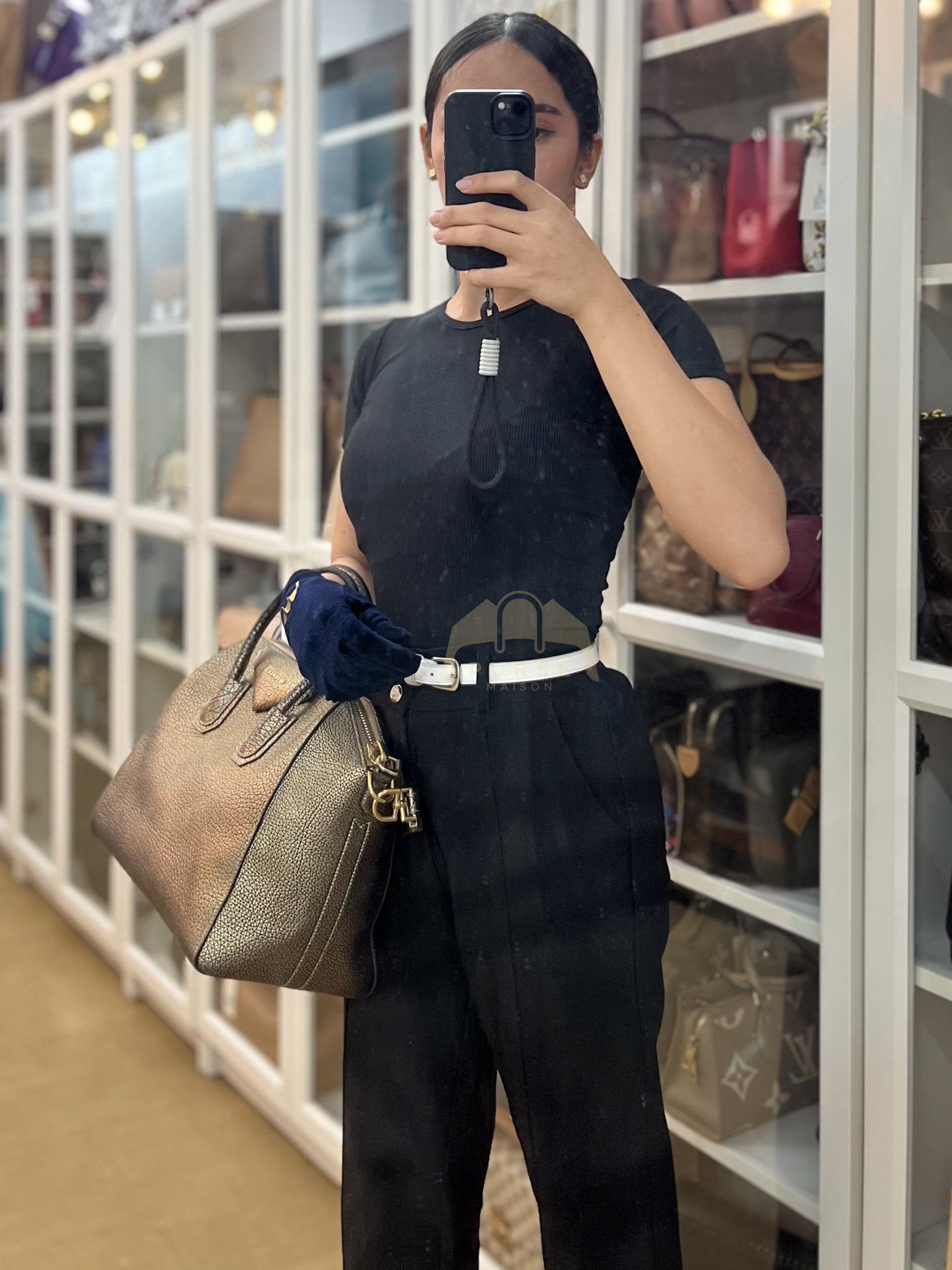 Antigona Medium in Metallic Gold Pebbled Calfskin Leather | Purse Maison Luxury Bags Shop