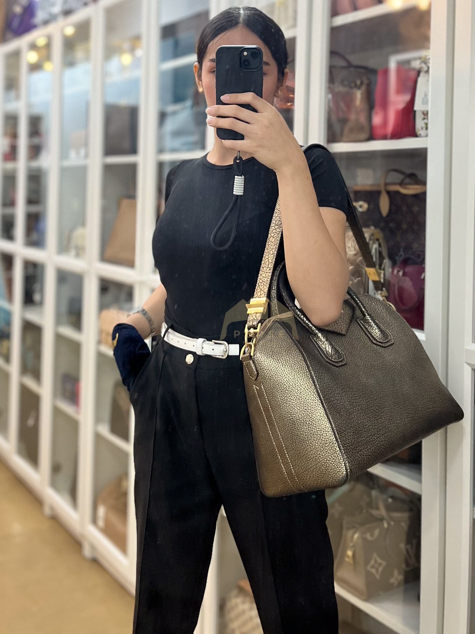 Antigona Medium in Metallic Gold Pebbled Calfskin Leather | Purse Maison Luxury Bags Shop