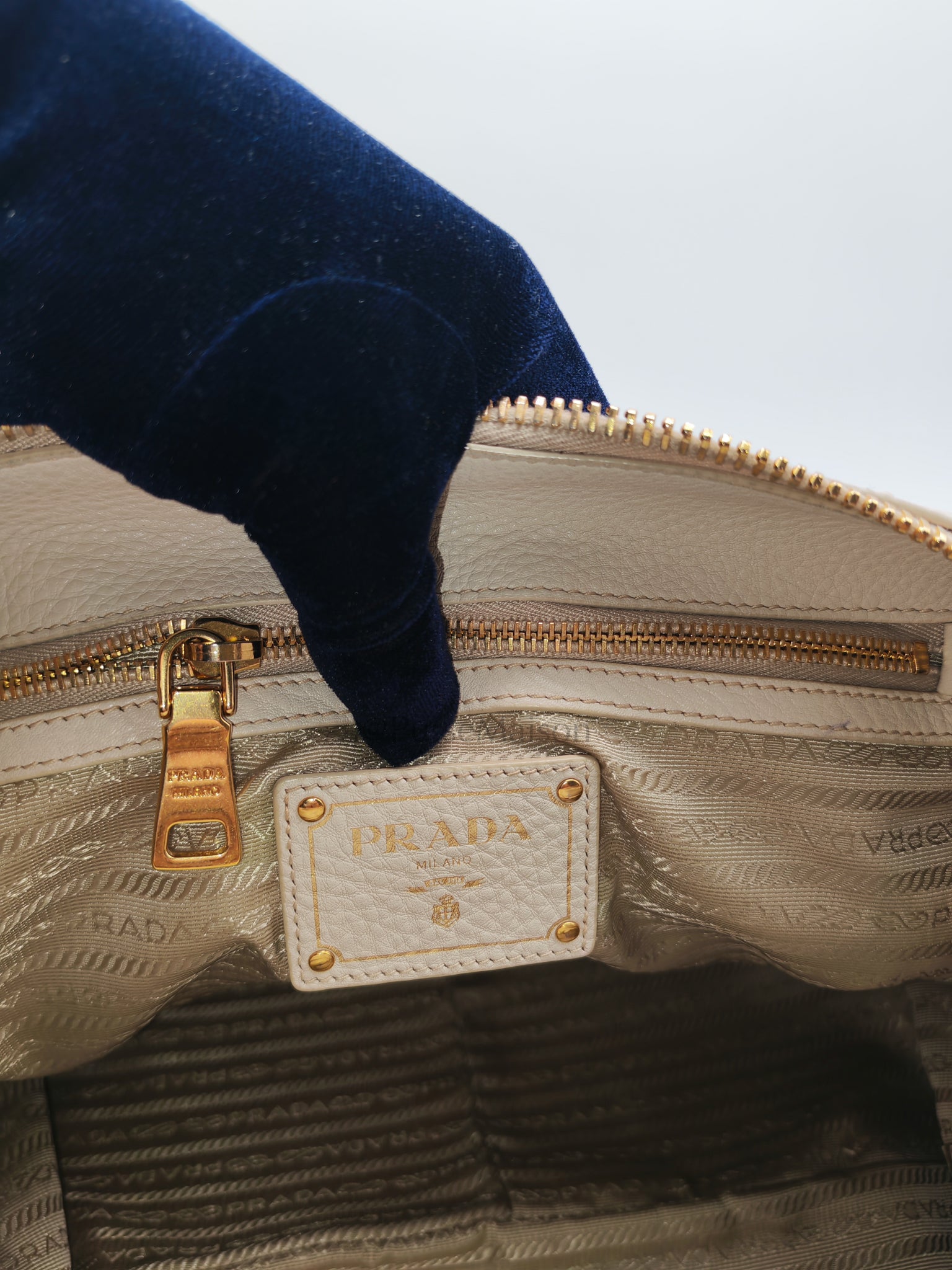 BL0817 Vitello Daino Off-White in Soft Pebbled Calfskin Leather | Purse Maison Luxury Bags Shop