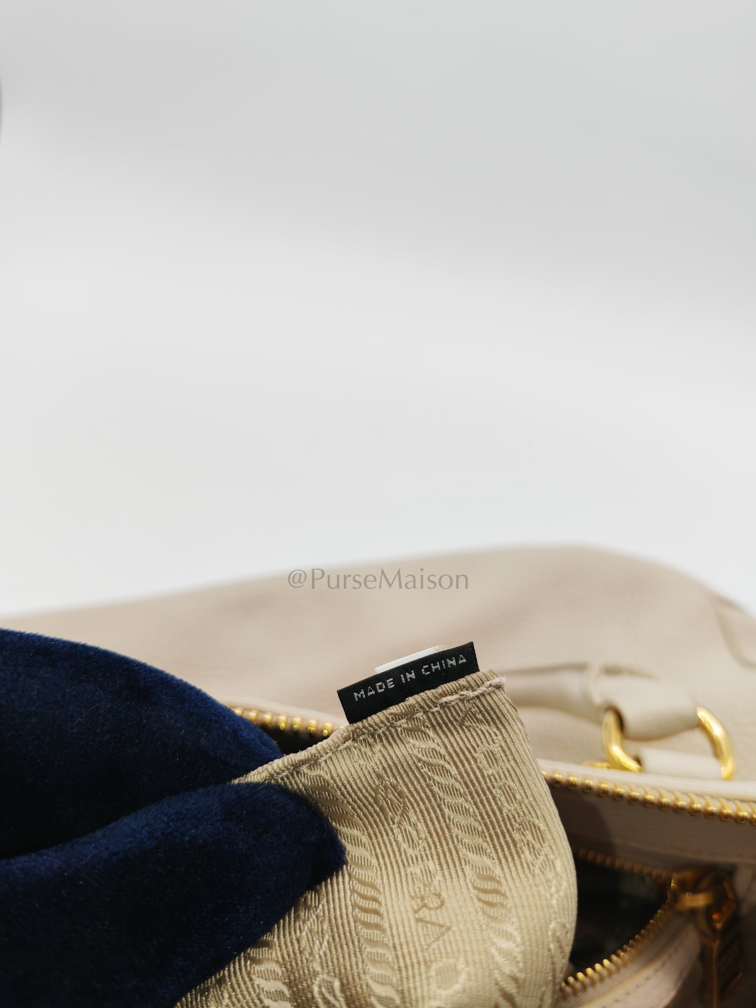 BL0817 Vitello Daino Off-White in Soft Pebbled Calfskin Leather | Purse Maison Luxury Bags Shop