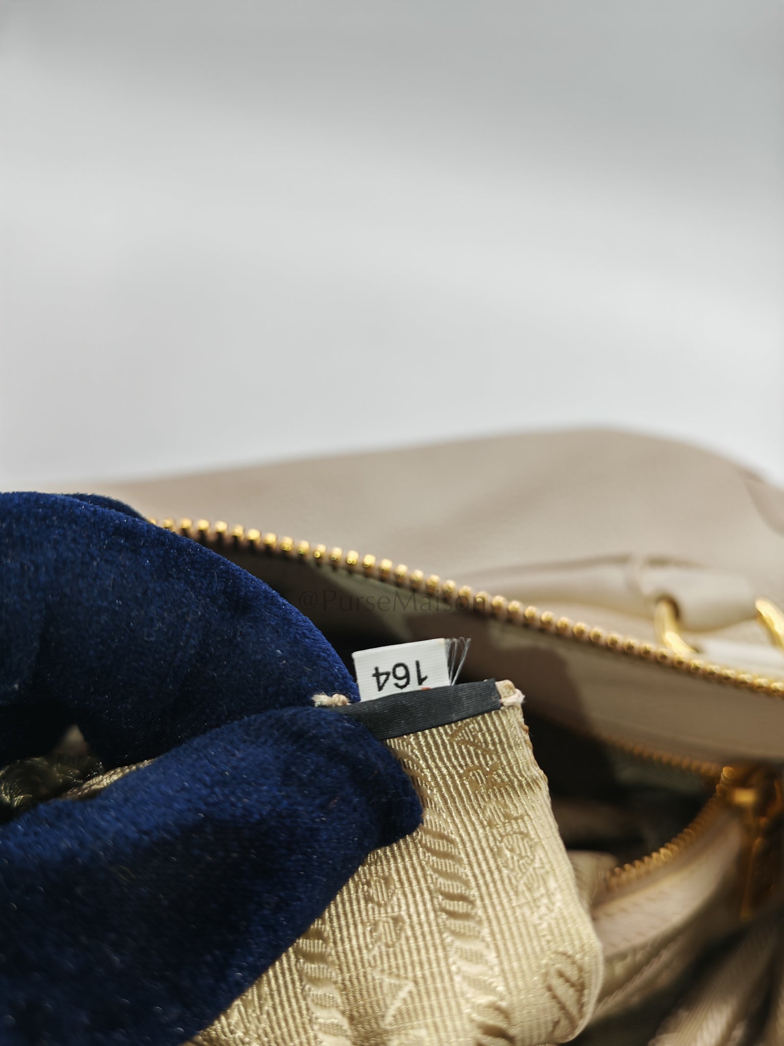 BL0817 Vitello Daino Off-White in Soft Pebbled Calfskin Leather | Purse Maison Luxury Bags Shop