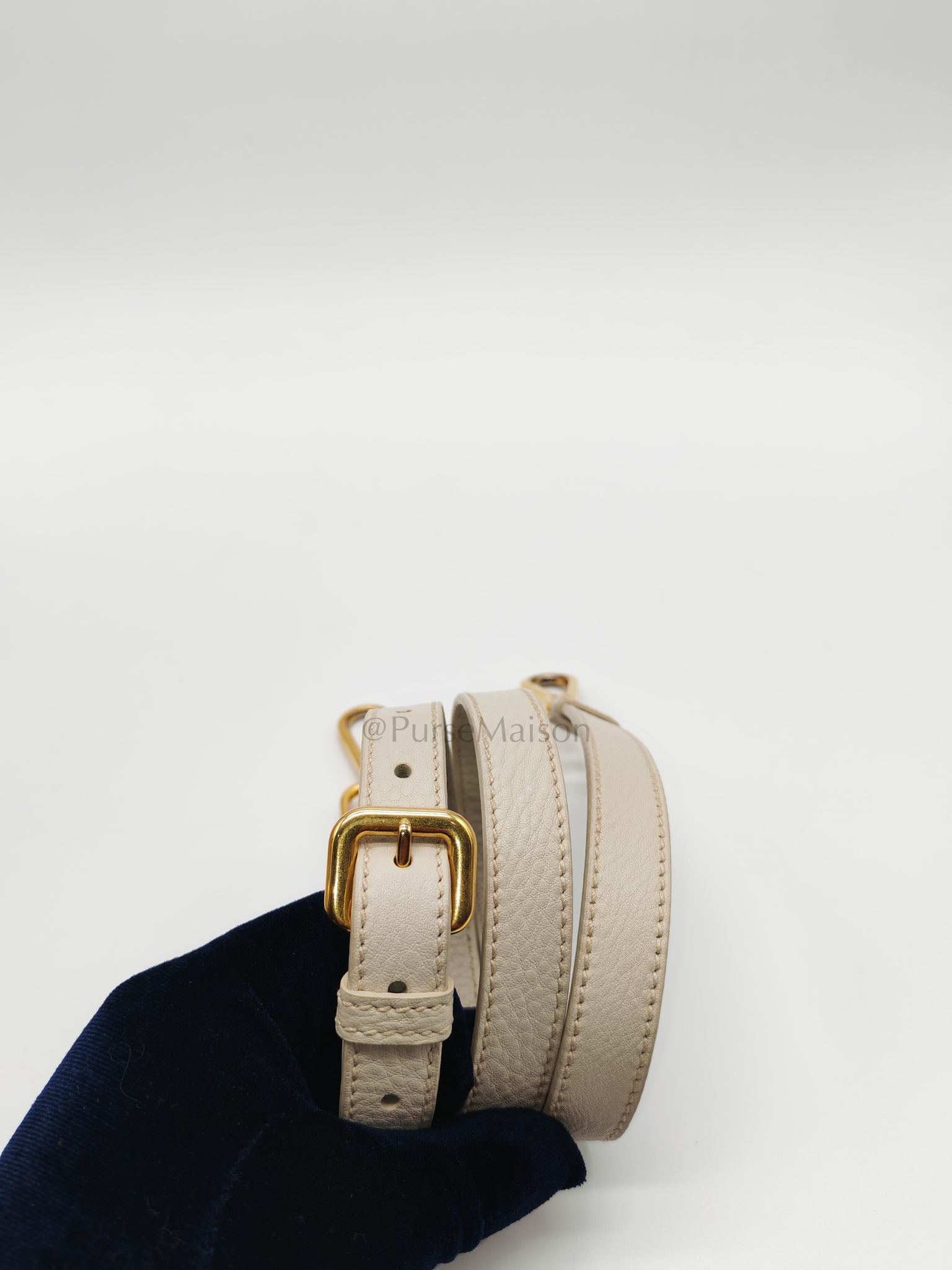 BL0817 Vitello Daino Off-White in Soft Pebbled Calfskin Leather | Purse Maison Luxury Bags Shop