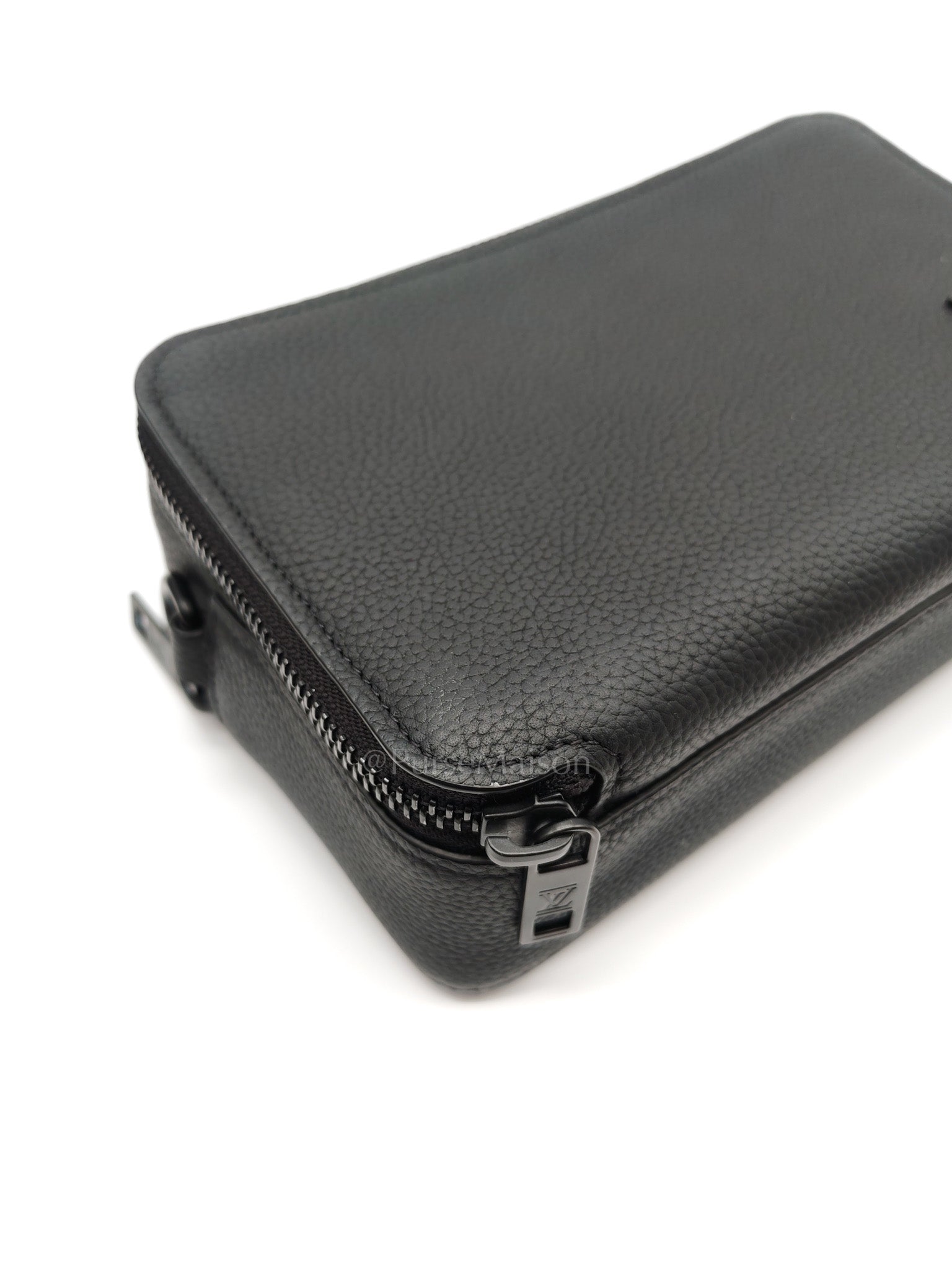 Alpha Wearable Wallet Aerogram in Black Grained Calfskin Leather Crossbody Bag (Microchip)