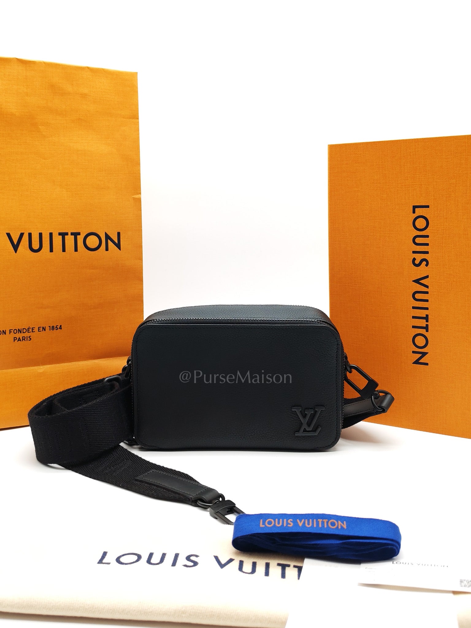 Alpha Wearable Wallet Aerogram in Black Grained Calfskin Leather Crossbody Bag (Microchip)