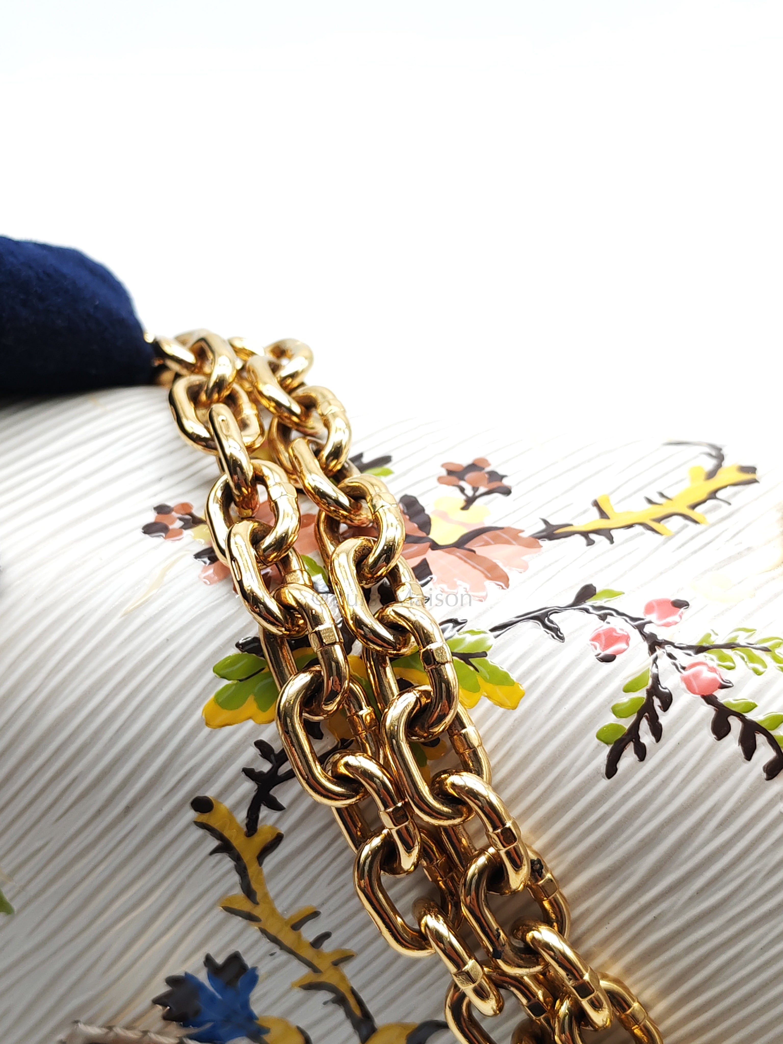 Twist Lock MM in White Romantic Blossom Epi Leather & Gold Hardware (Date Code: SR0138)