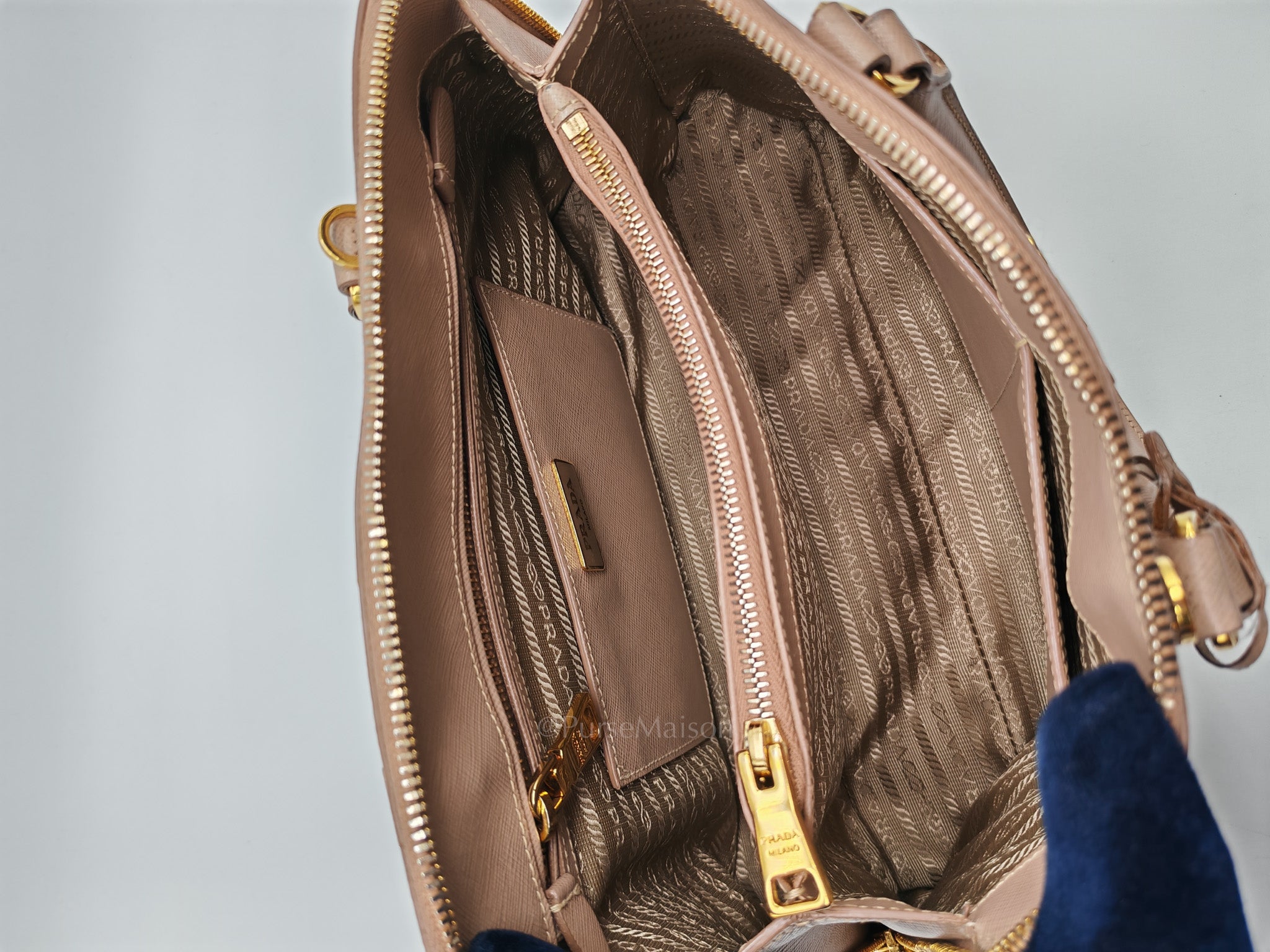 Promenade Bag Medium in Beige Saffiano Lux Leather