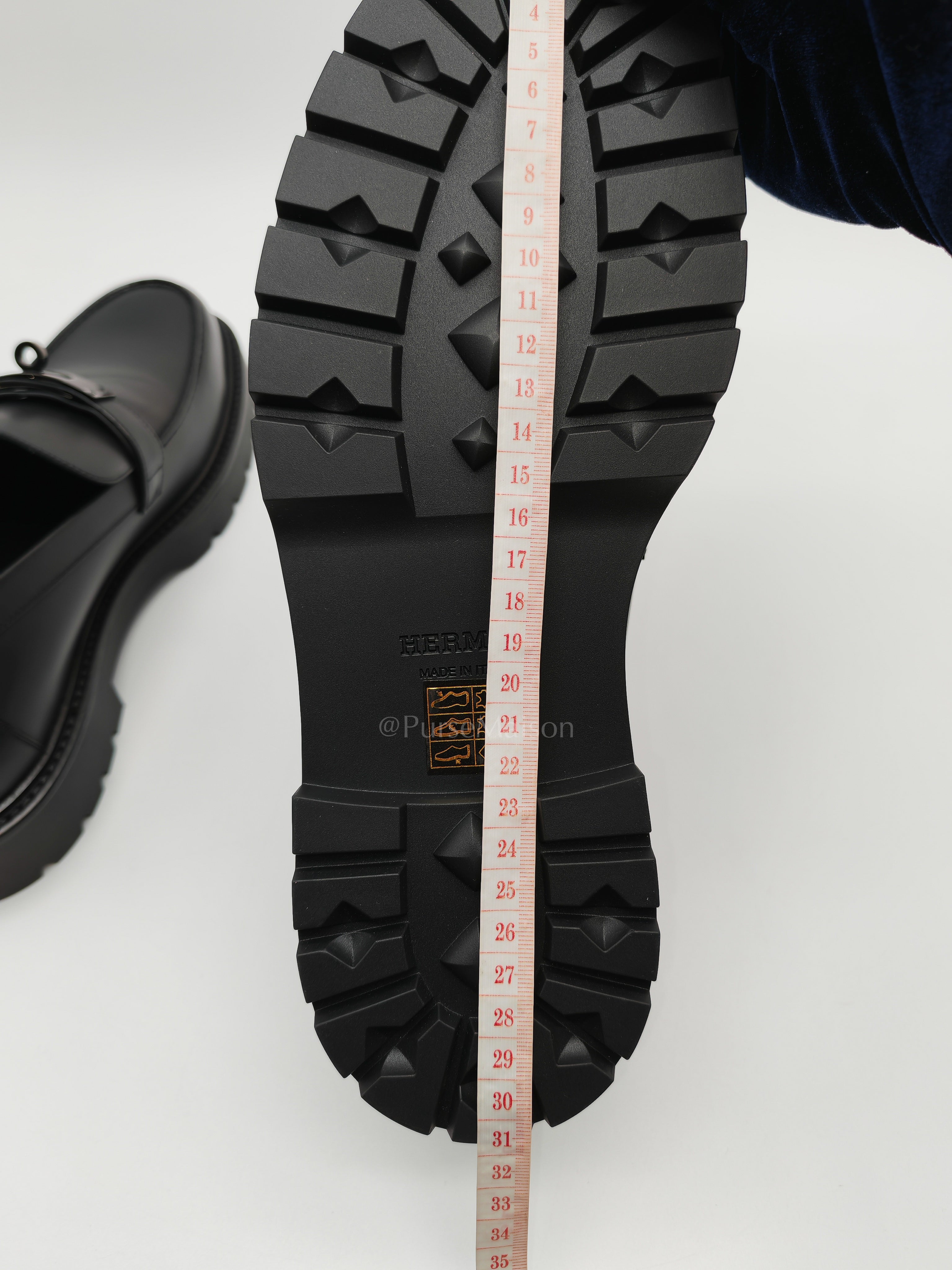 Kelly Loafers in Black Size 42 EU (27cm) Stamp W (2024)