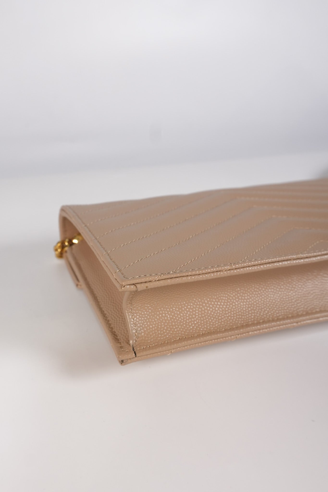 Cassandre Wallet on Chain (WOC) in Beige Grained Calfskin Leather | Purse Maison Luxury Bags Shop