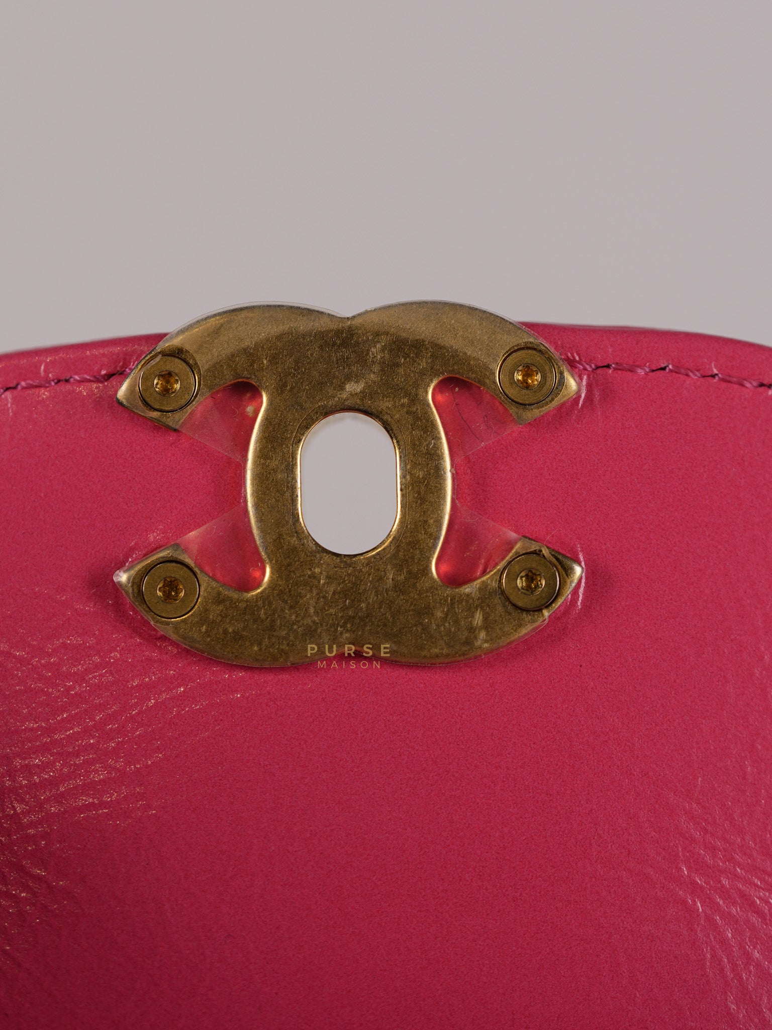 CC Kelly Small Fuchsia Shiny Calfskin Leather and Aged Gold Hardware (Microchip) | Purse Maison Luxury Bags Shop