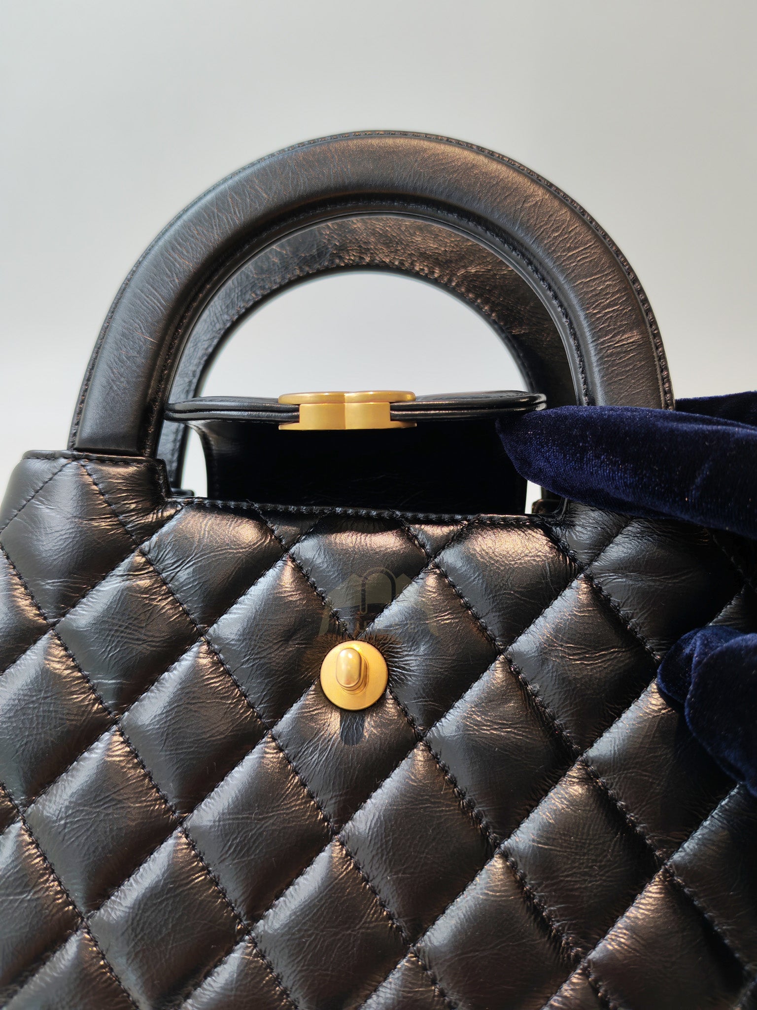 CC Kelly Small Shopping Bag Black Calfskin and Aged Gold Hardware (Microchip) | Purse Maison Luxury Bags Shop