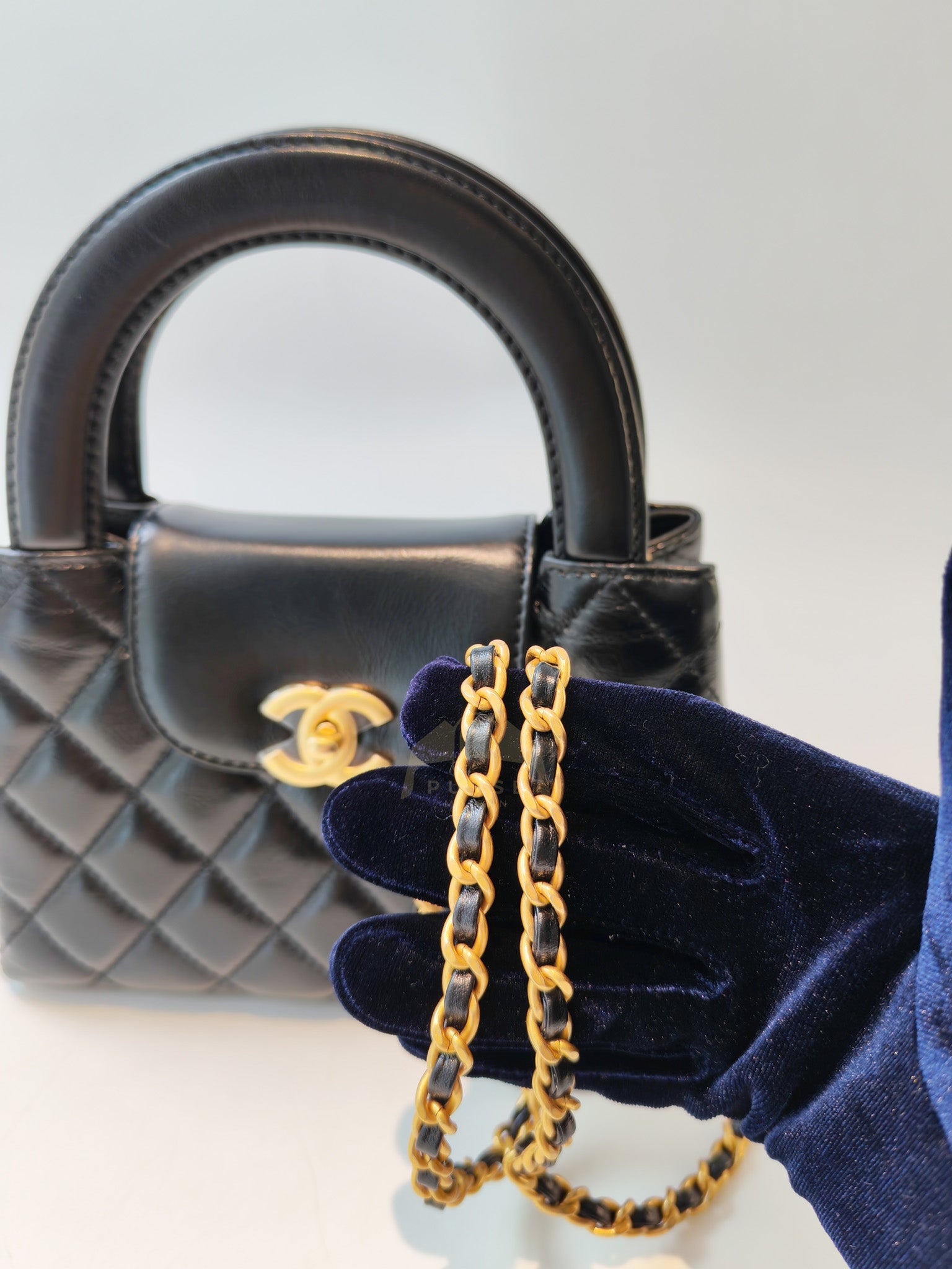 CC Kelly Small Shopping Bag Black Calfskin and Aged Gold Hardware (Microchip) | Purse Maison Luxury Bags Shop