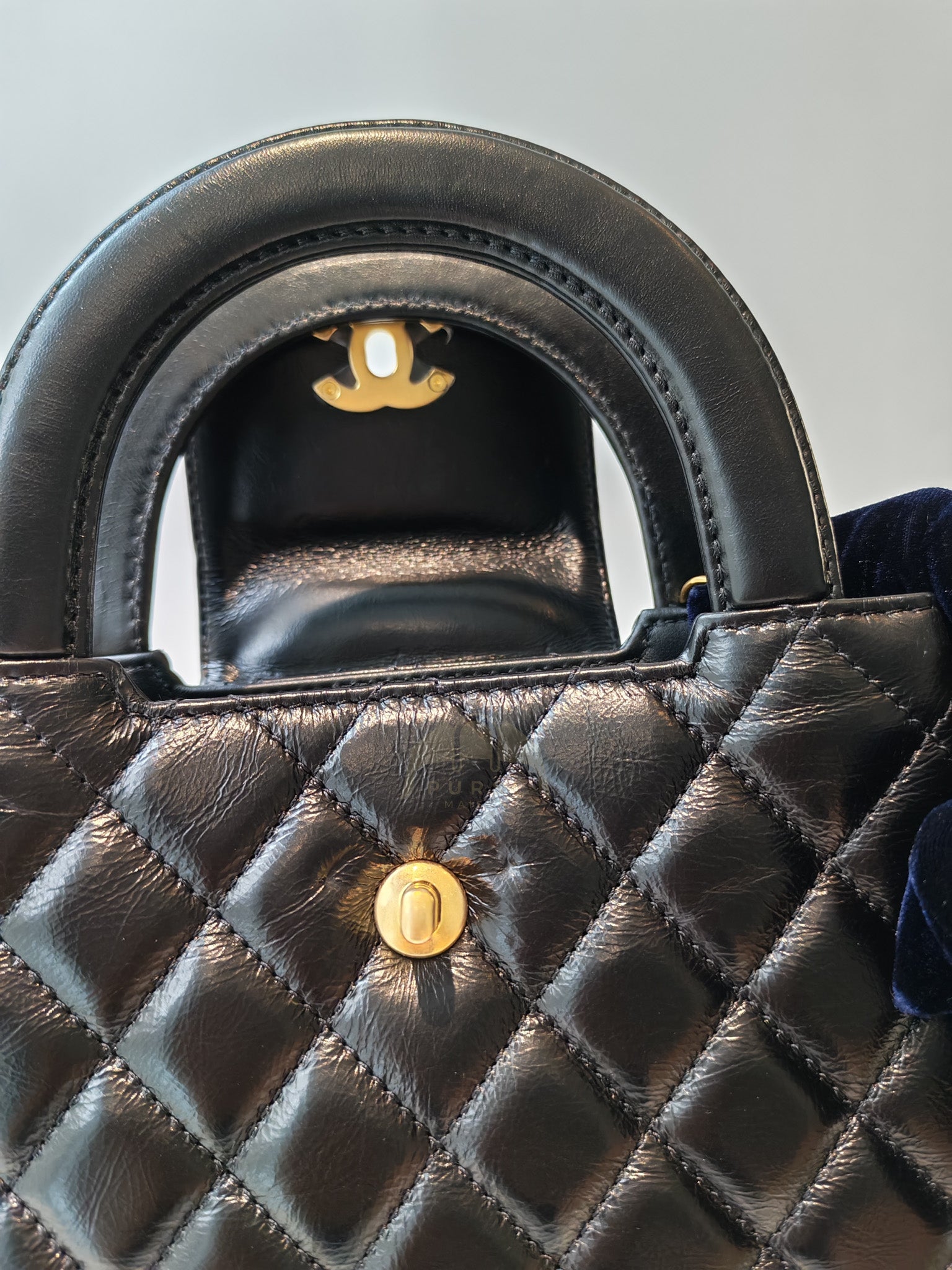 CC Kelly Small Shopping Bag Black Calfskin and Aged Gold Hardware (Microchip) | Purse Maison Luxury Bags Shop