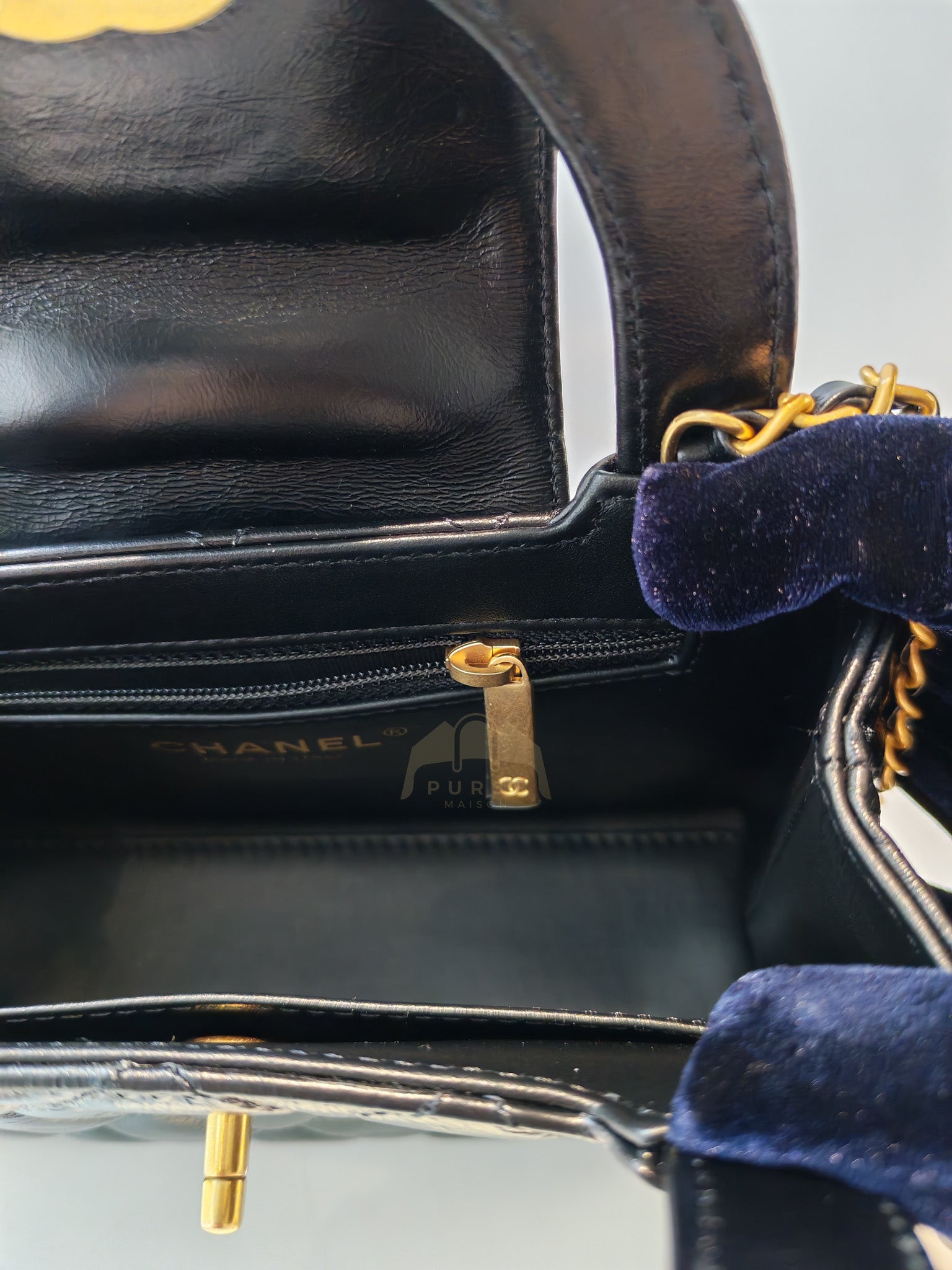 CC Kelly Small Shopping Bag Black Calfskin and Aged Gold Hardware (Microchip) | Purse Maison Luxury Bags Shop