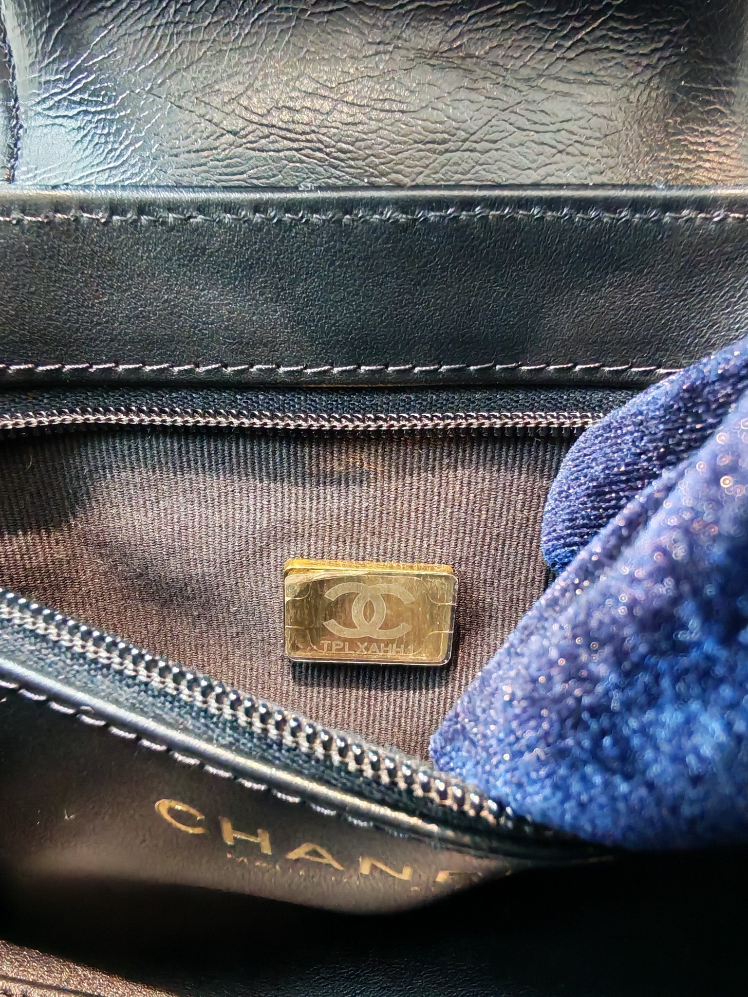 CC Kelly Small Shopping Bag Black Calfskin and Aged Gold Hardware (Microchip) | Purse Maison Luxury Bags Shop