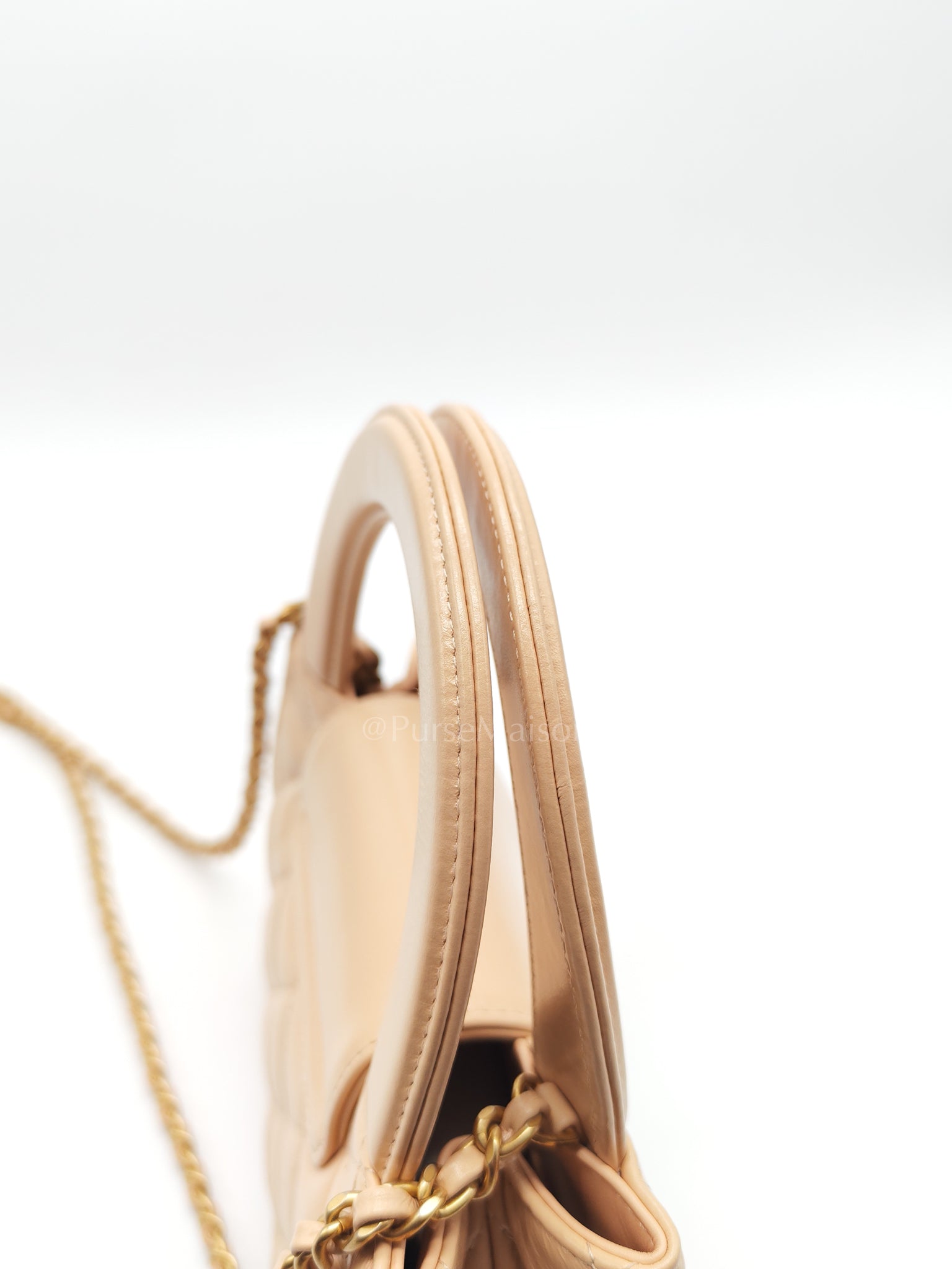 CC Kelly Shopping Bag in Beige Calfskin Leather and Aged Gold Hardware (Microchip) | Purse Maison Luxury Bags Shop