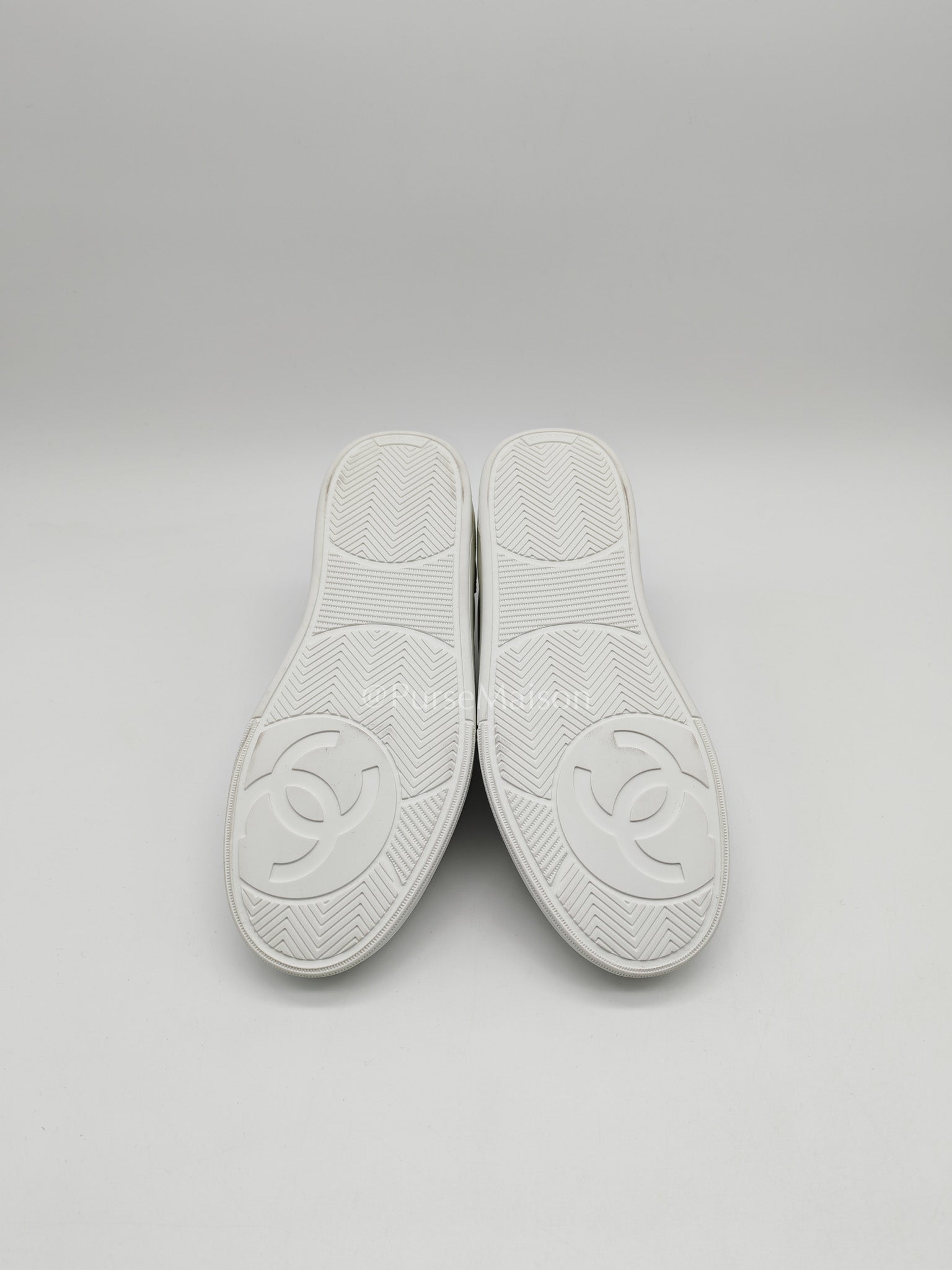 Chanel Low Top CC Logo Sneakers in White Size 37.5EU (24cm) | Purse Maison Luxury Bags Shop