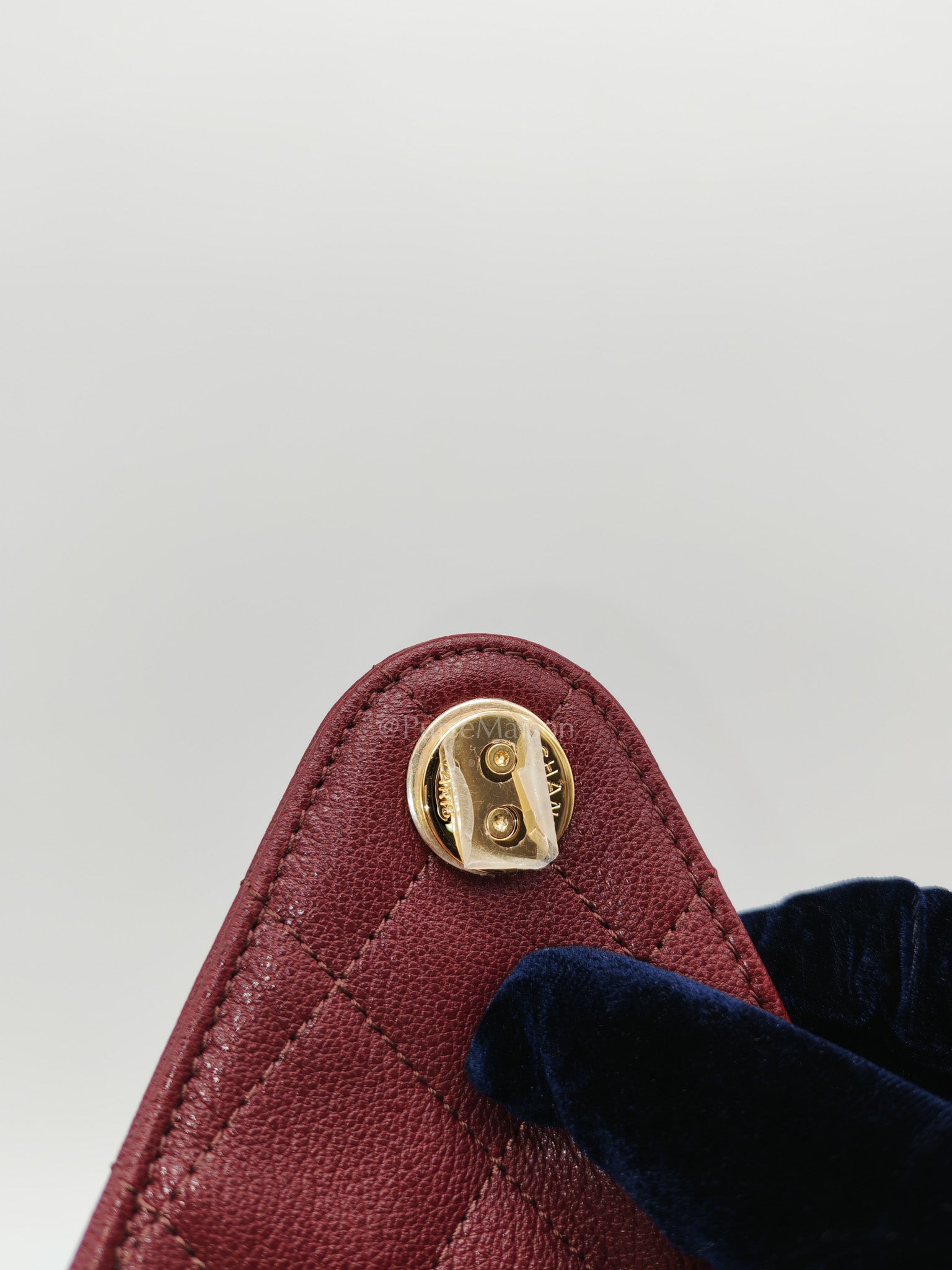 25 Small in Burgundy Shiny Grain Calfskin Leather and Gold Hardware Microchip