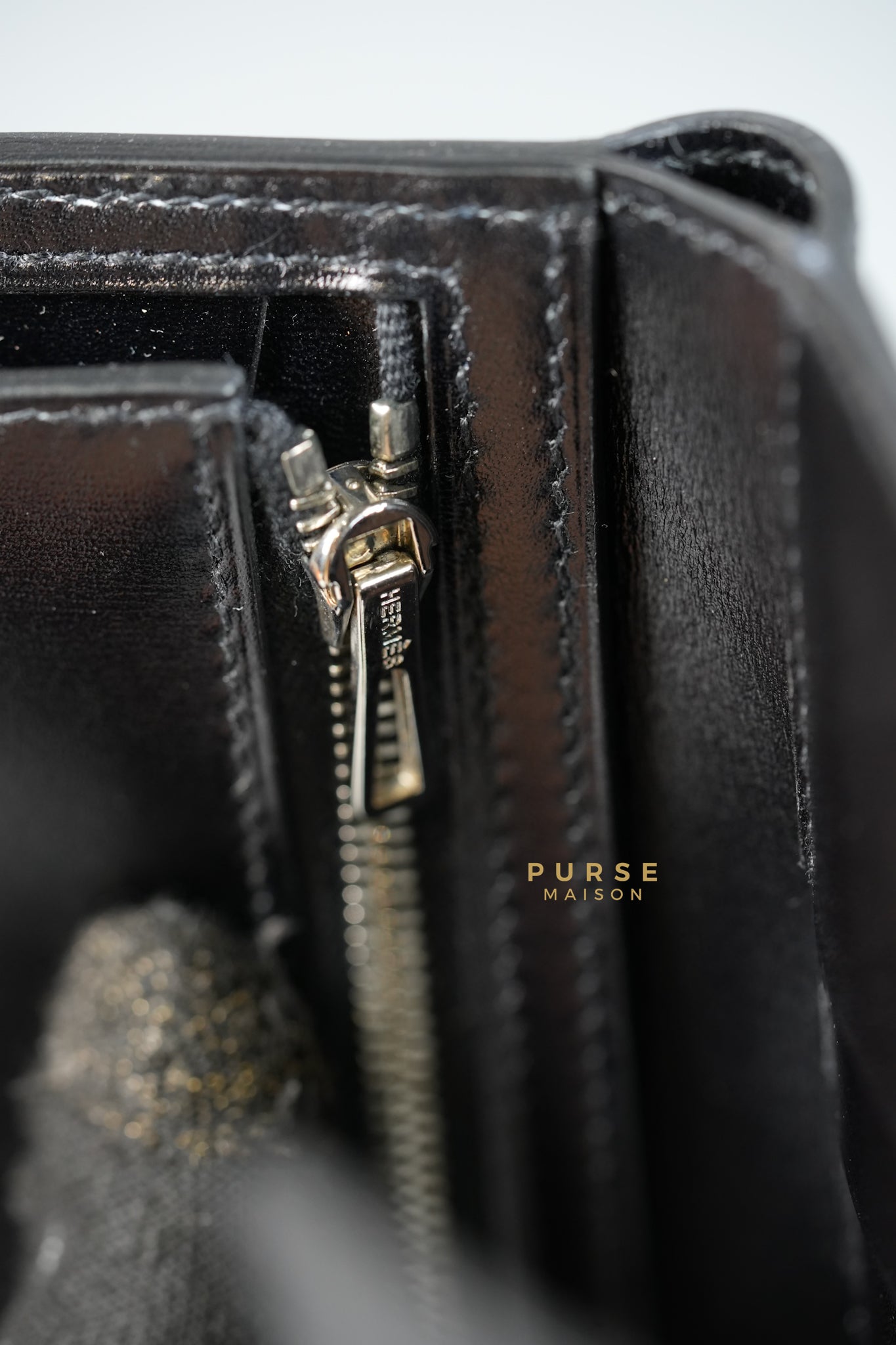 Clic 12 Portefeuille in Noir Veau Box Calf and Palladium Hardware Stamp C | Purse Maison Luxury Bags Shop