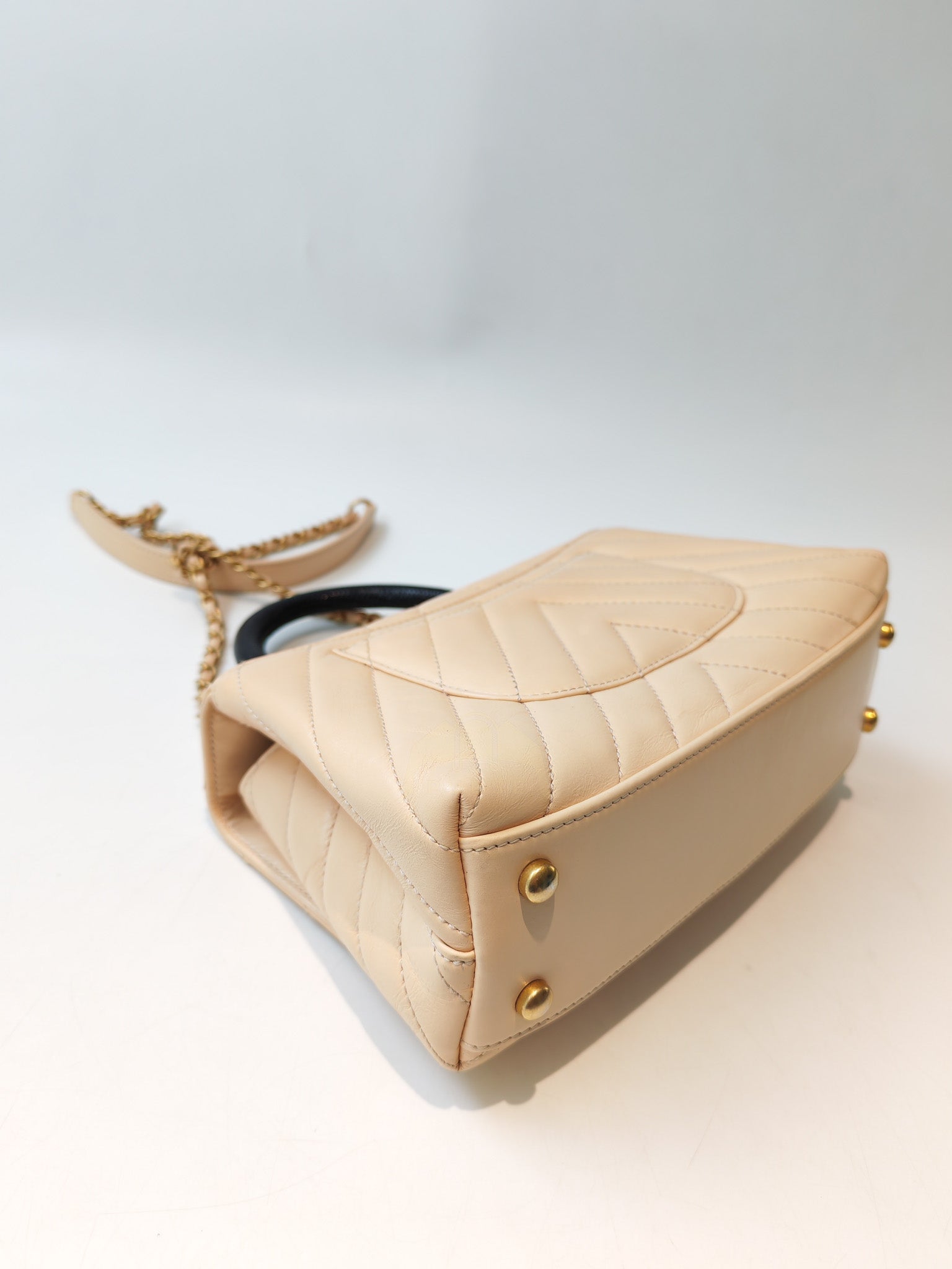 Coco Handle Small in Beige Lizard Embossed Handle & Aged Gold Hardware(Series 25) | Purse Maison Luxury Bags Shop