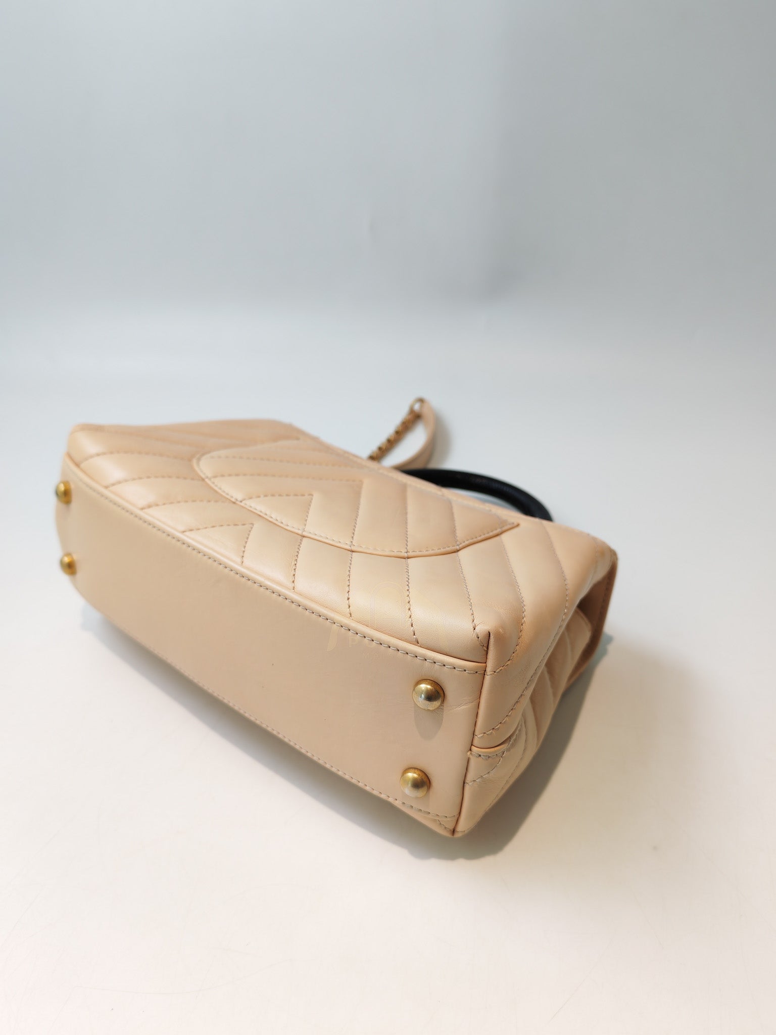 Coco Handle Small in Beige Lizard Embossed Handle & Aged Gold Hardware(Series 25) | Purse Maison Luxury Bags Shop