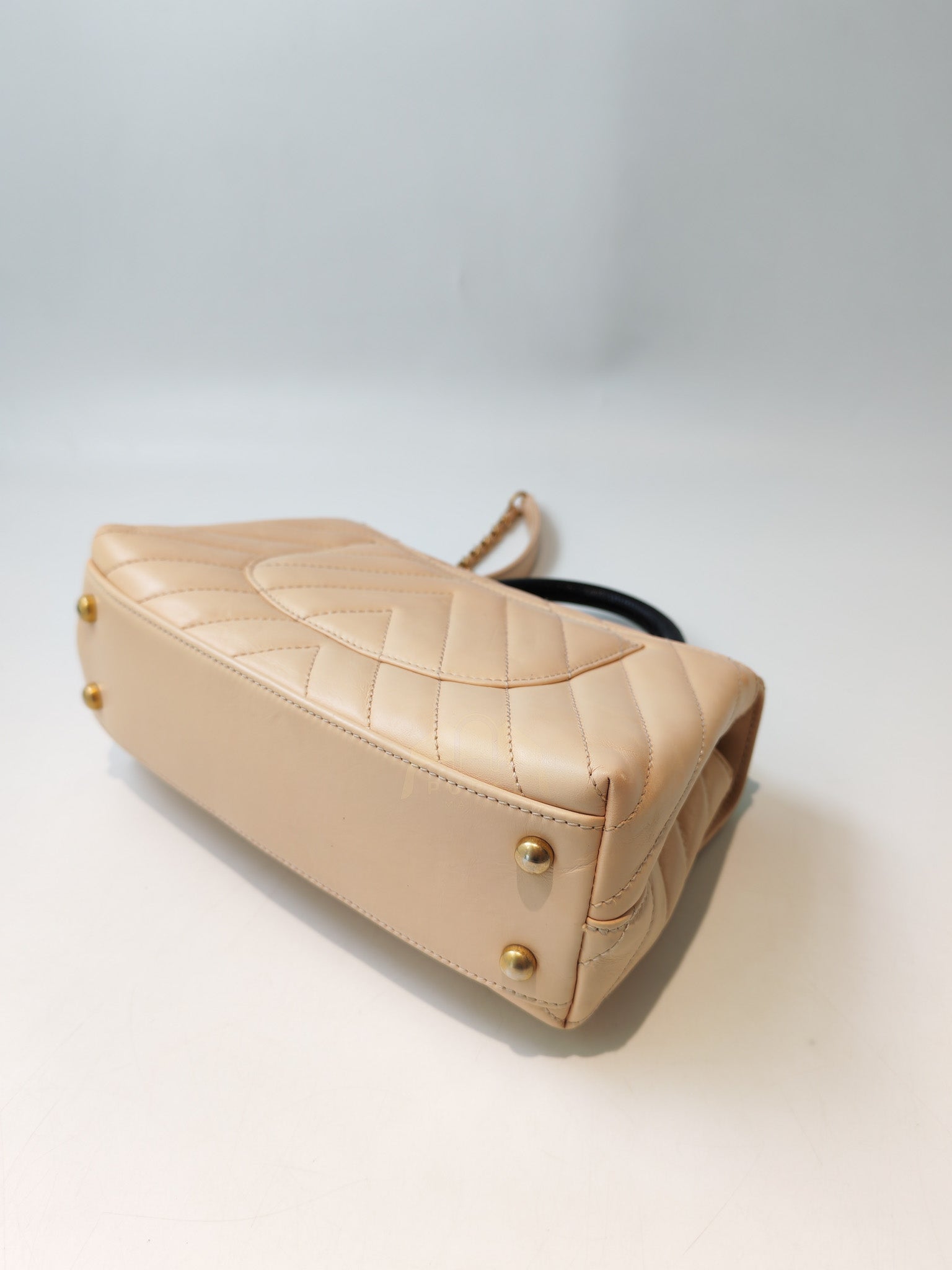 Coco Handle Small in Beige Lizard Embossed Handle & Aged Gold Hardware(Series 25) | Purse Maison Luxury Bags Shop