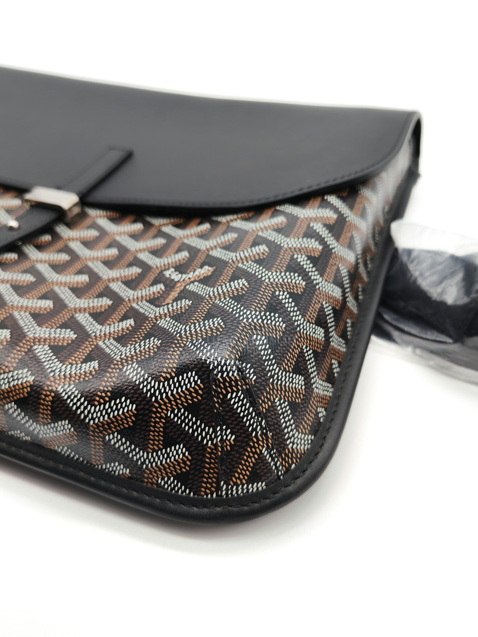 Coursier MM in Noir/Black Goyardine Canvas Messenger Bag | Purse Maison Luxury Bags Shop
