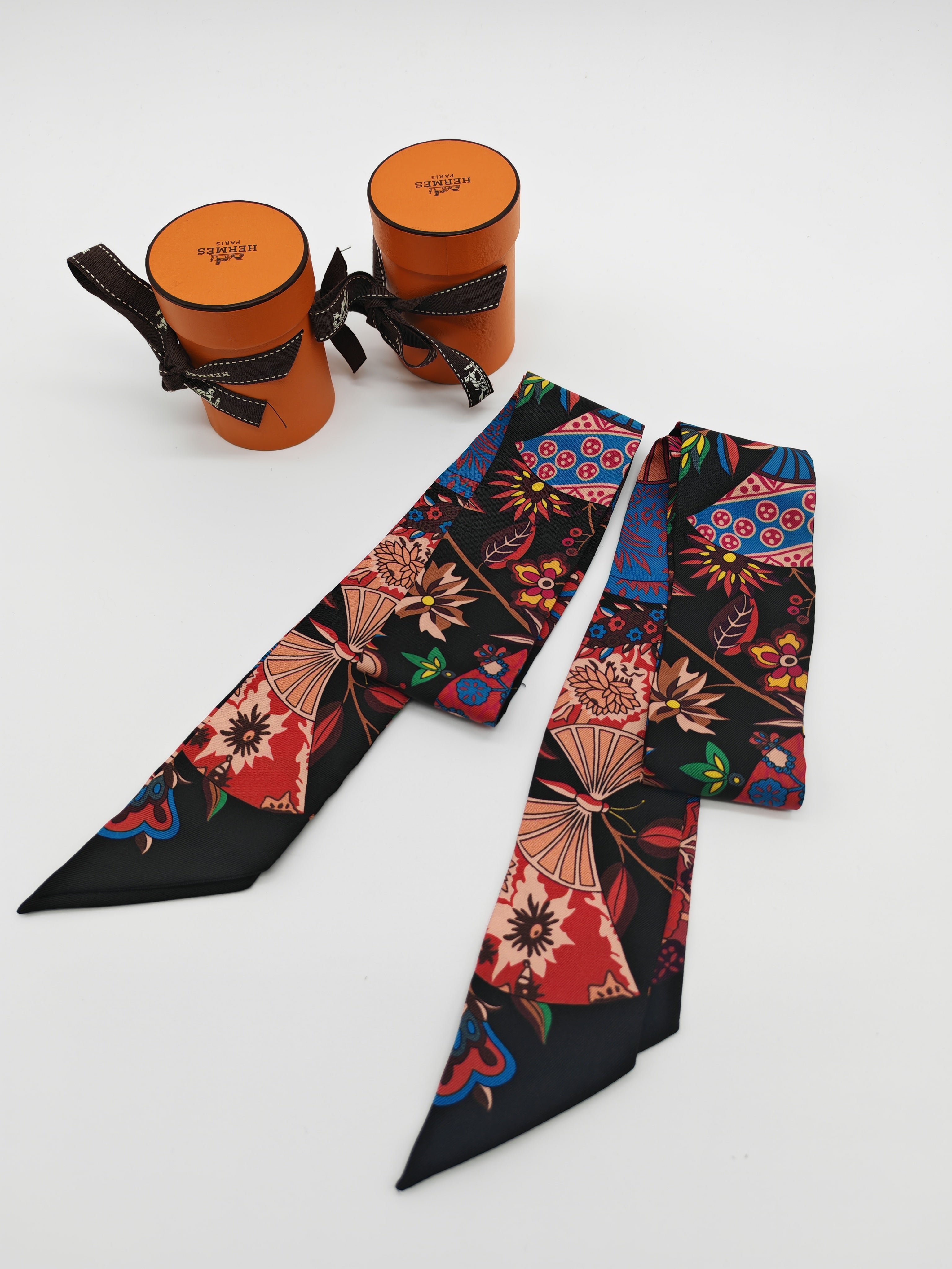 Festival Des Amazones SU/Caramel/Blanc/Noir Silk Twilly (Pair) | Purse Maison Luxury Bags Shop