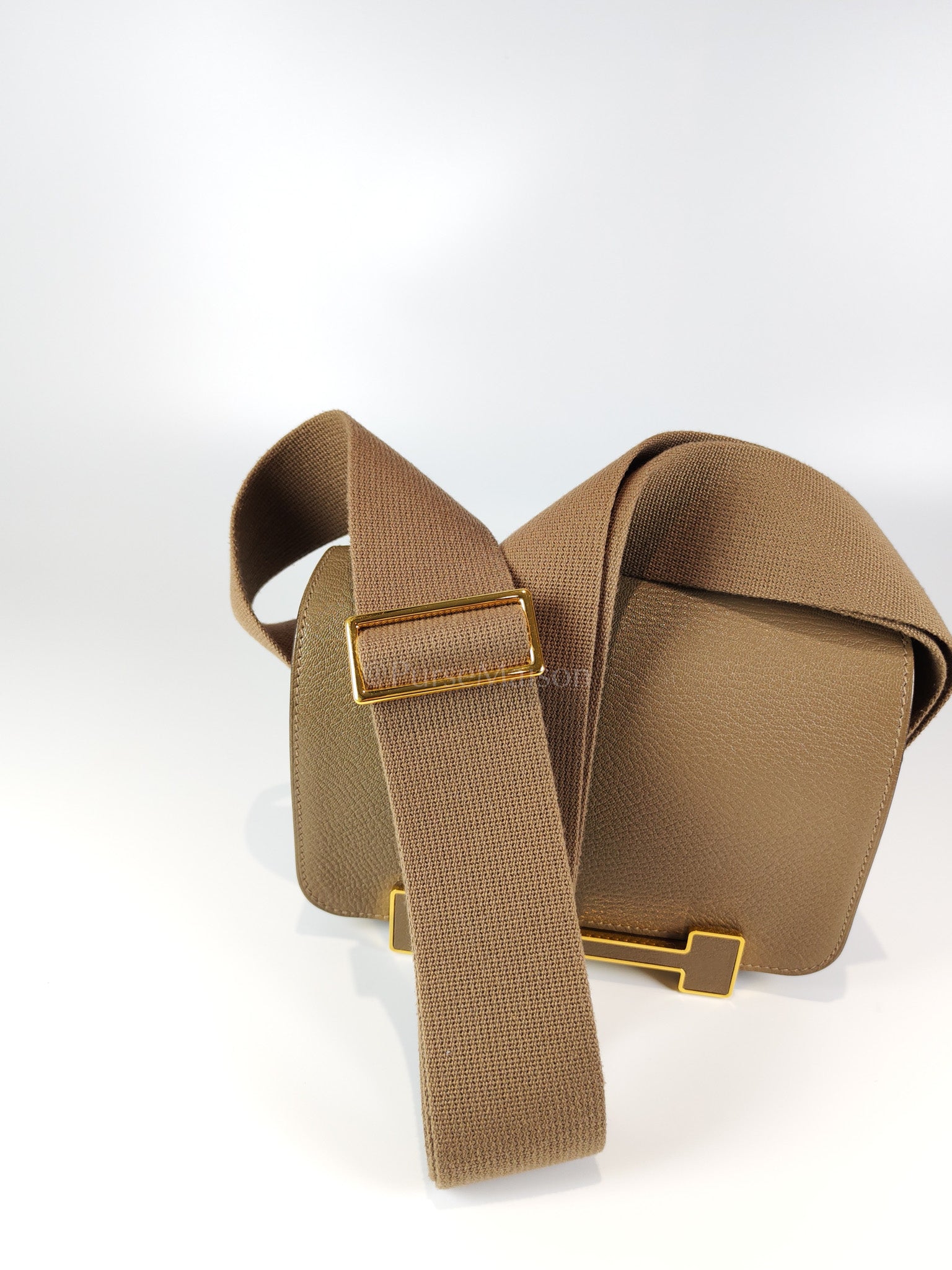 Geta in Etoupe Chevre Mysore/Goatskin Leather and Gold Hardware Stamp B(2023) | Purse Maison Luxury Bags Shop