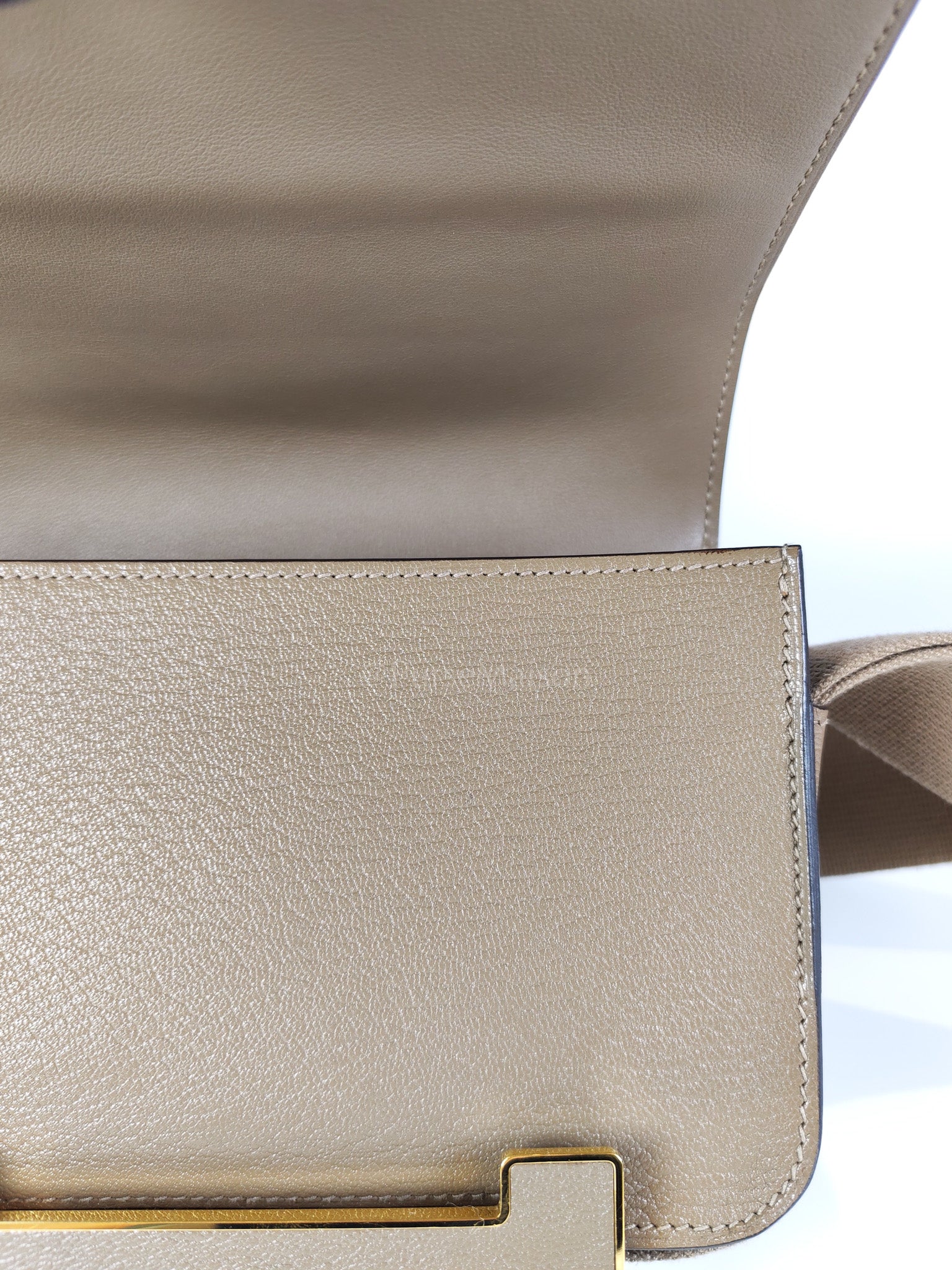 Geta in Etoupe Chevre Mysore/Goatskin Leather and Gold Hardware Stamp B(2023) | Purse Maison Luxury Bags Shop