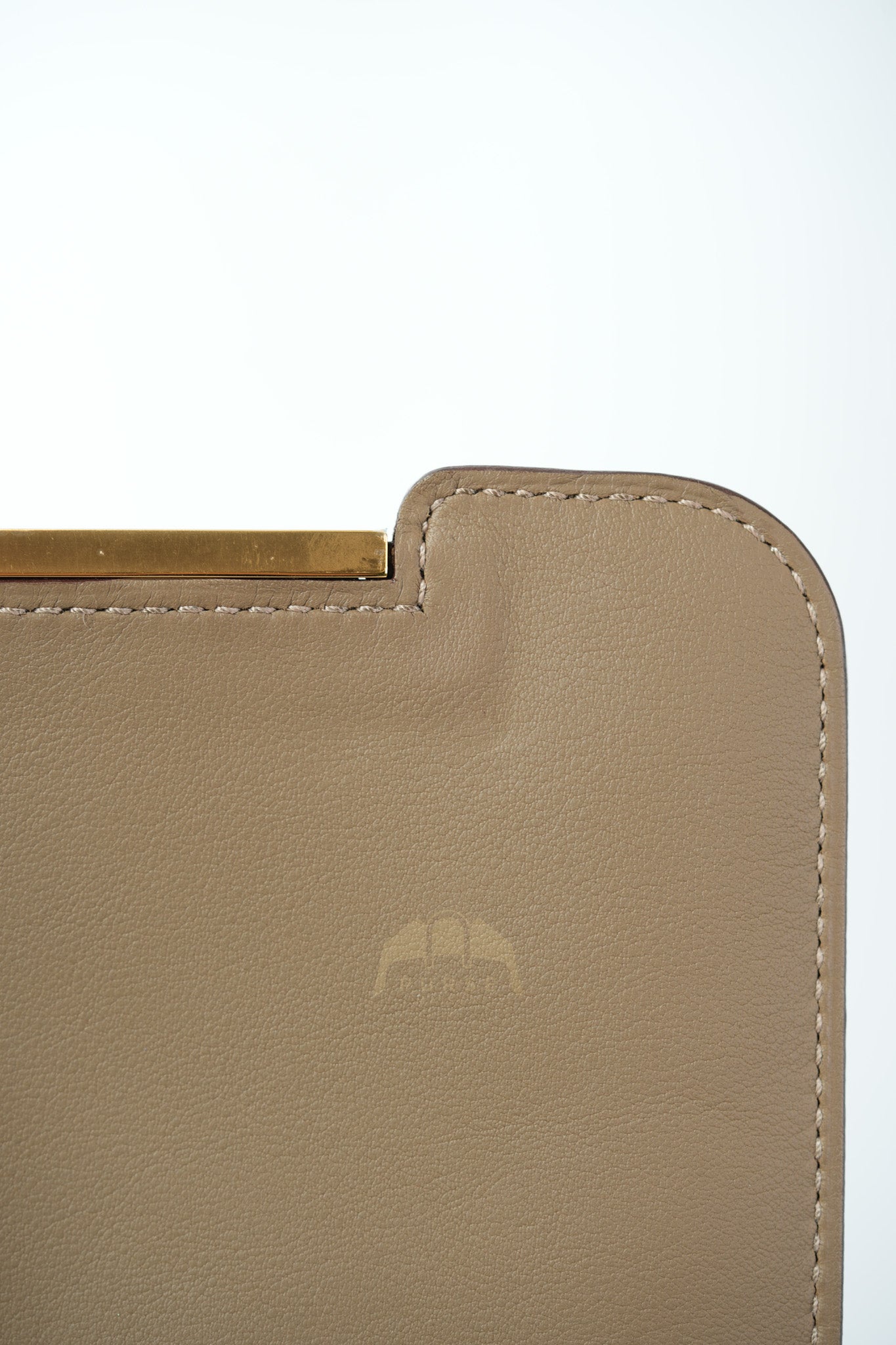 Geta in Etoupe Chevre Mysore/Goatskin Leather and Gold Hardware Stamp B(2023) | Purse Maison Luxury Bags Shop