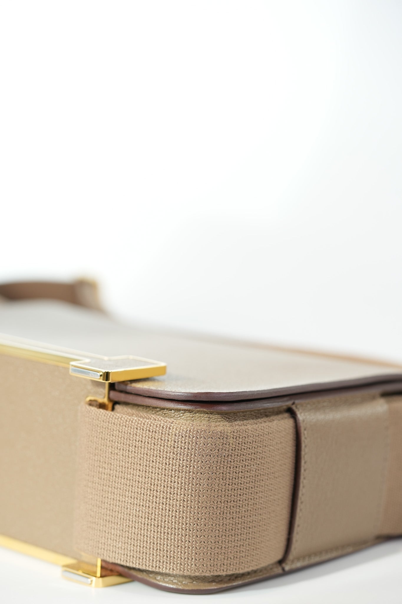 Geta in Etoupe Chevre Mysore/Goatskin Leather and Gold Hardware Stamp B(2023) | Purse Maison Luxury Bags Shop