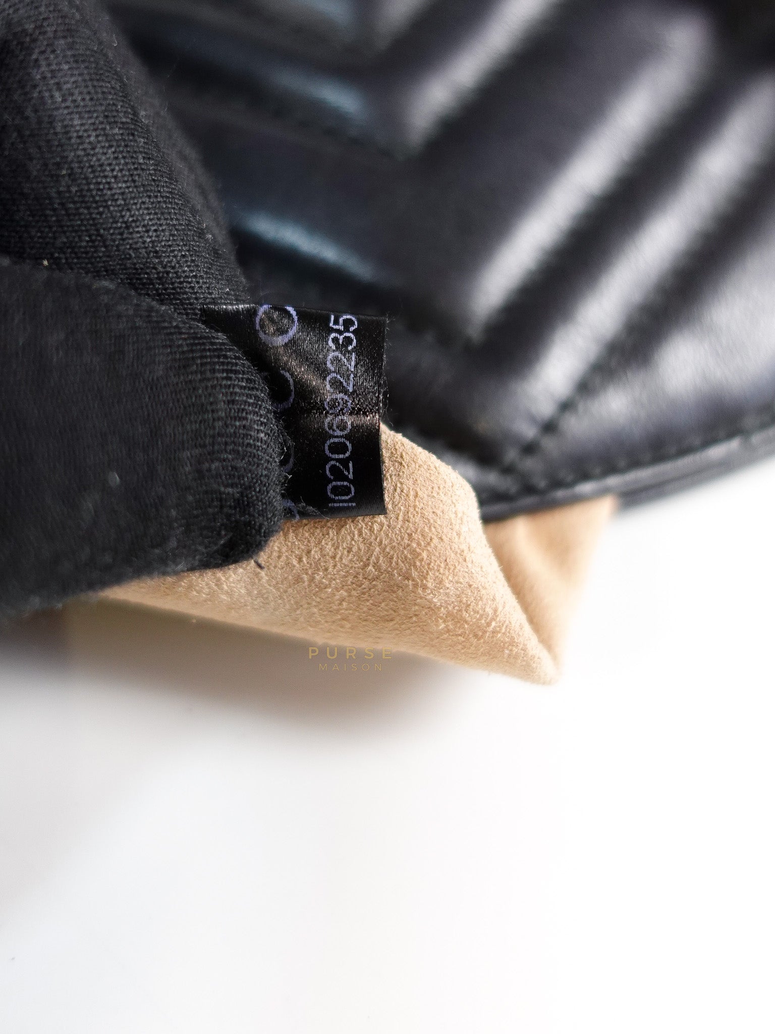 GG Marmont Matelasse Shoulder Bag Medium in Black | Purse Maison Luxury Bags Shop