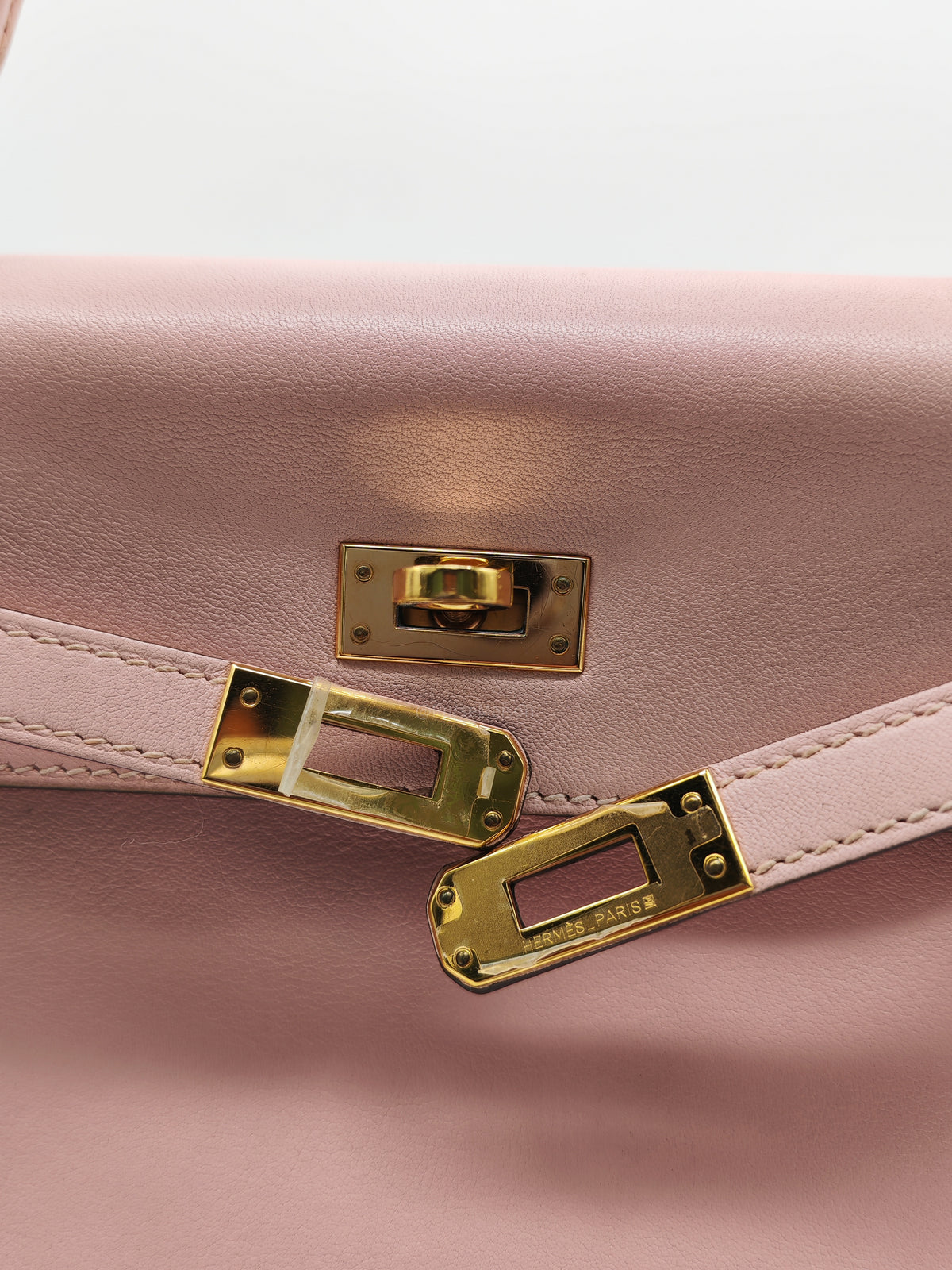 Hermes Kelly 25 Retourne in Rose Sakura Swift Leather and Gold Hardware Stamp T (2015) | Purse Maison Luxury Bags Shop