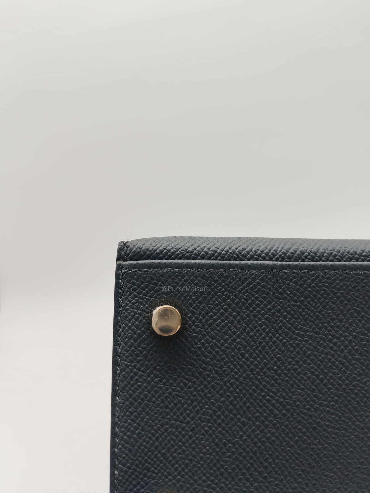 Hermes Kelly 25 Sellier in Gris Misty Epsom Leather and Permabrass Hardware Stamp W (2024) | Purse Maison Luxury Bags Shop