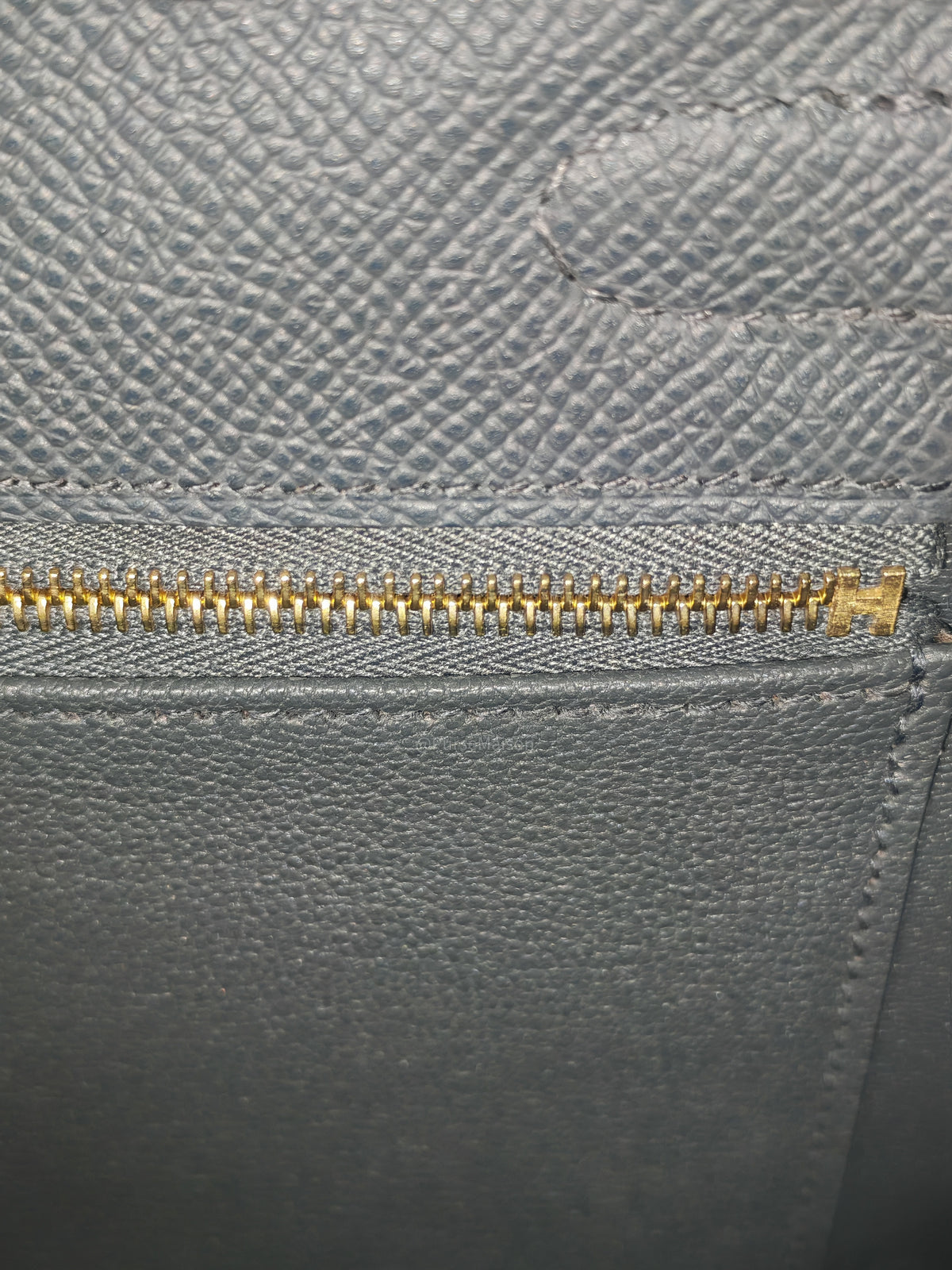 Hermes Kelly 25 Sellier in Gris Misty Epsom Leather and Permabrass Hardware Stamp W (2024) | Purse Maison Luxury Bags Shop