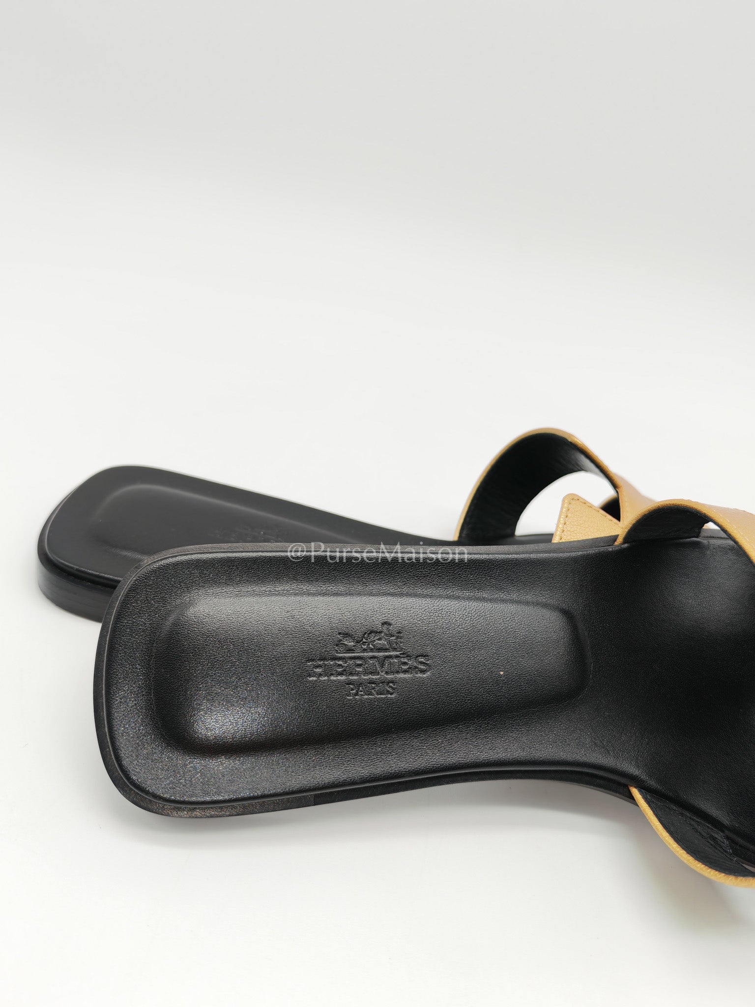 Hermes Oran Sandals in Metallic Gold "Dore" Chevre Leather size 40 EU (25.5 cm) | Purse Maison Luxury Bags Shop