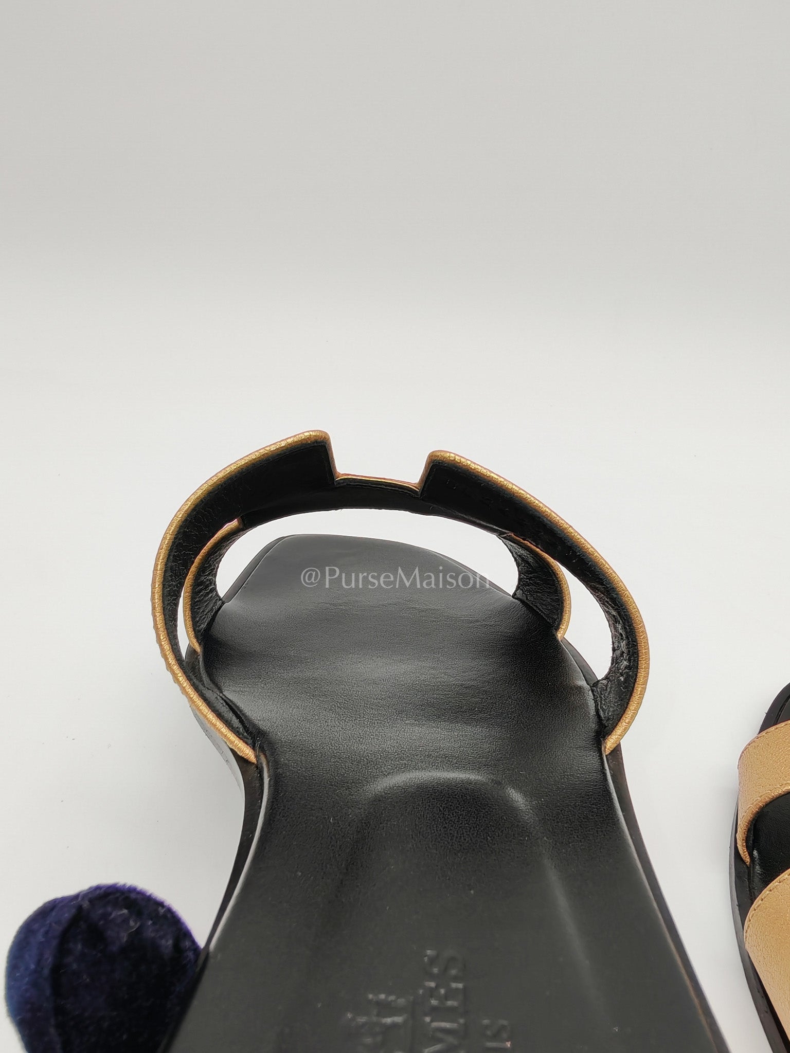 Hermes Oran Sandals in Metallic Gold "Dore" Chevre Leather size 40 EU (25.5 cm) | Purse Maison Luxury Bags Shop