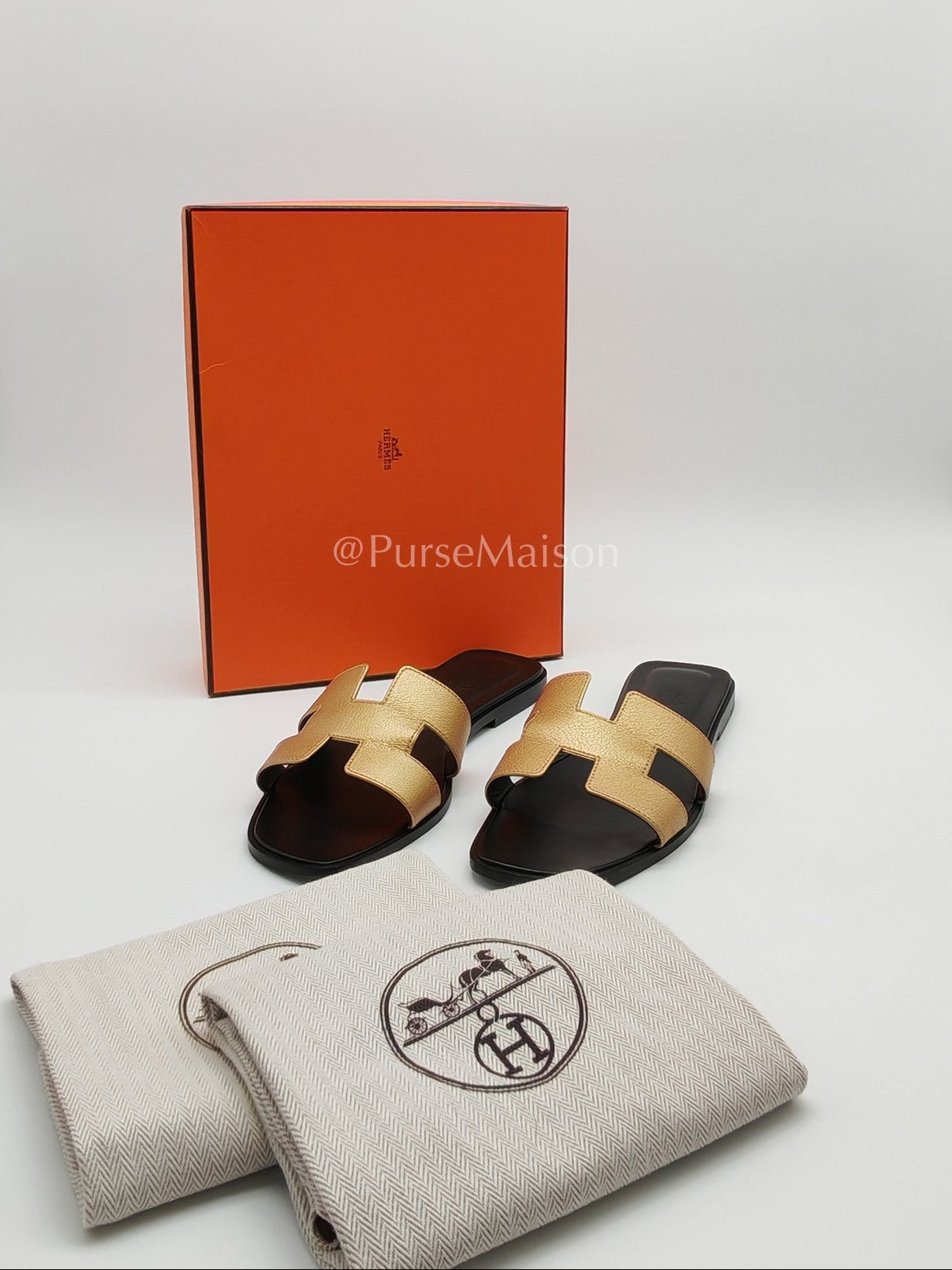 Hermes Oran Sandals in Metallic Gold "Dore" Chevre Leather size 40 EU (25.5 cm) | Purse Maison Luxury Bags Shop
